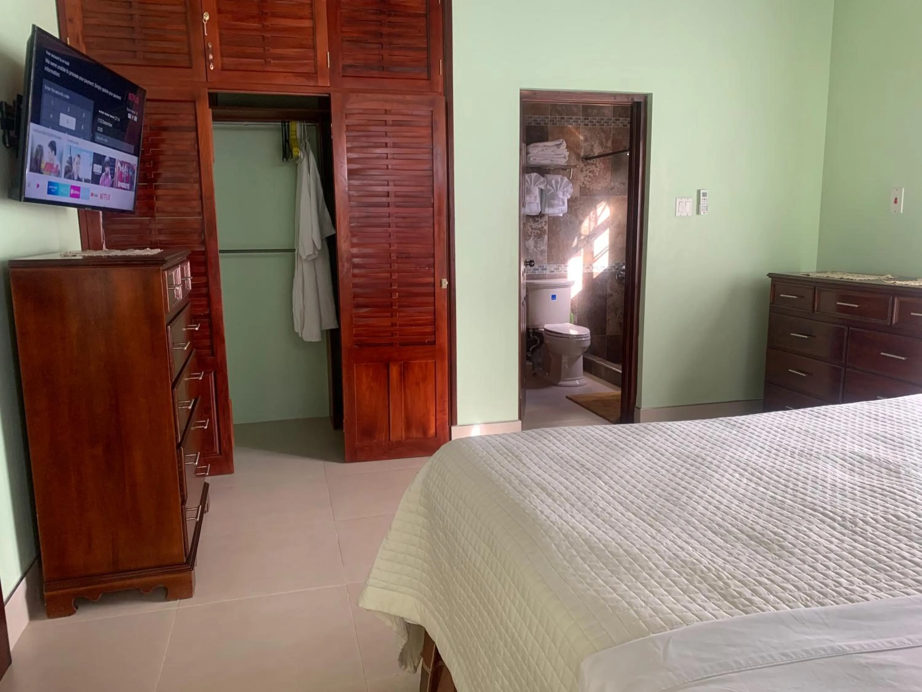 Photo of the whole room, Bed in White House by White River