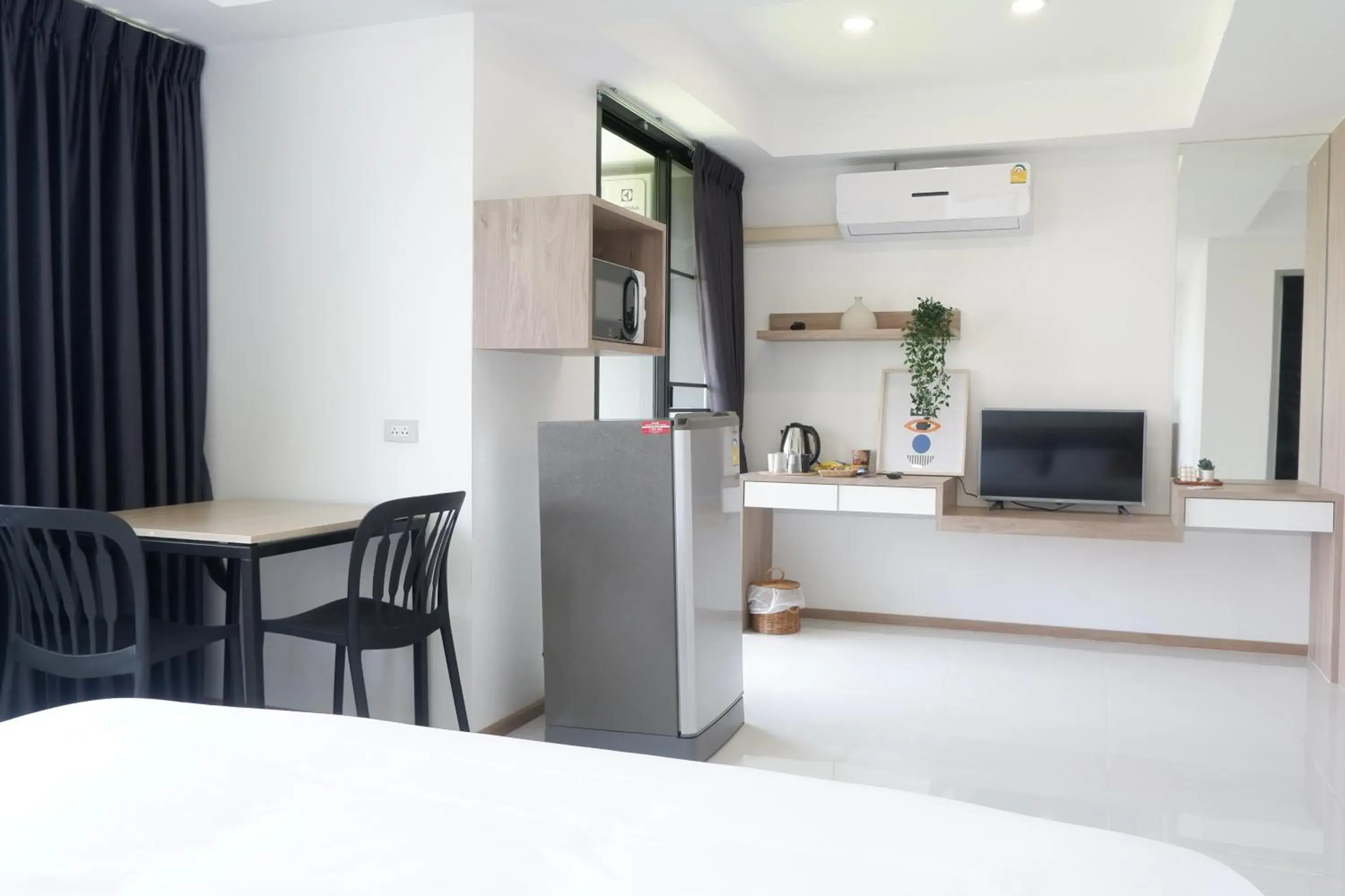 minibar, Bed in Darin Chiangmai Hotel and Residence minibar, Bed in Darin Chiangmai Hotel and Residence