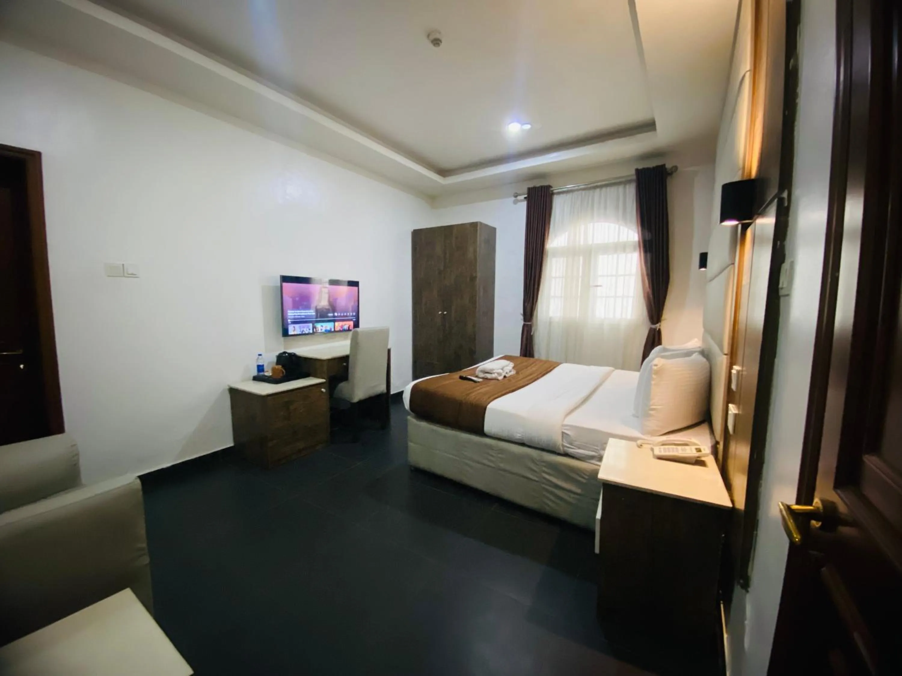 Communal lounge/ TV room, Bed in PRESKEN WHITE HOUSE