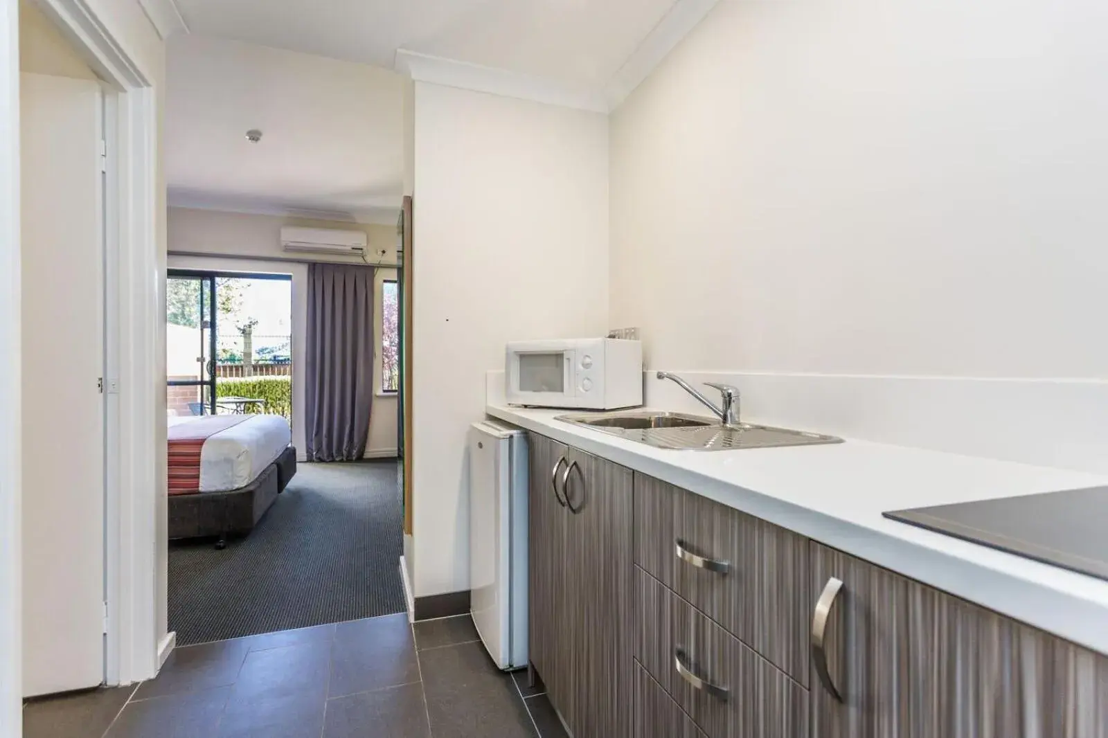 Kitchen or kitchenette, Bed in Country Comfort Perth Kitchen or kitchenette, Bed in Country Comfort Perth