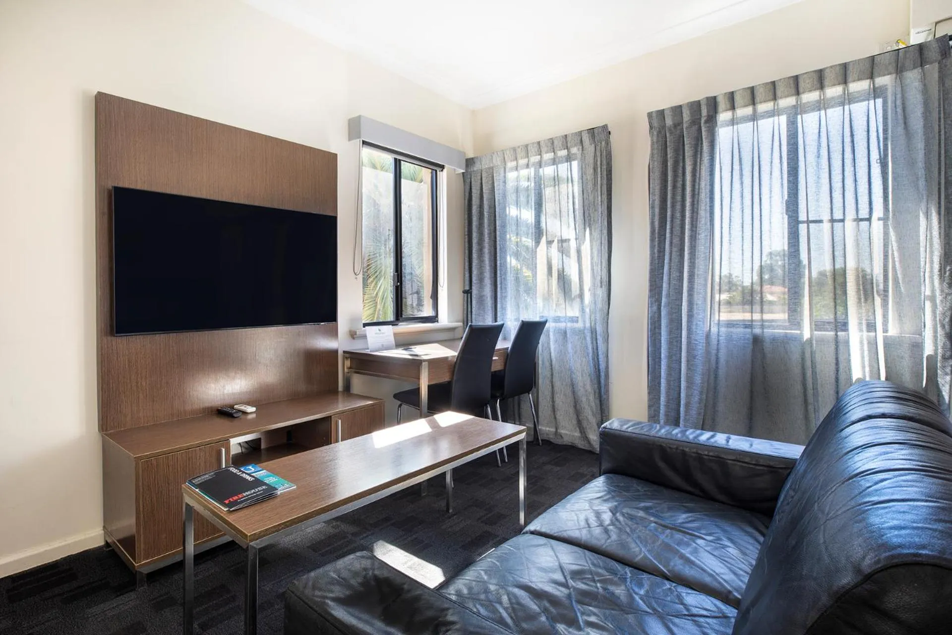 Evening entertainment in Country Comfort Perth