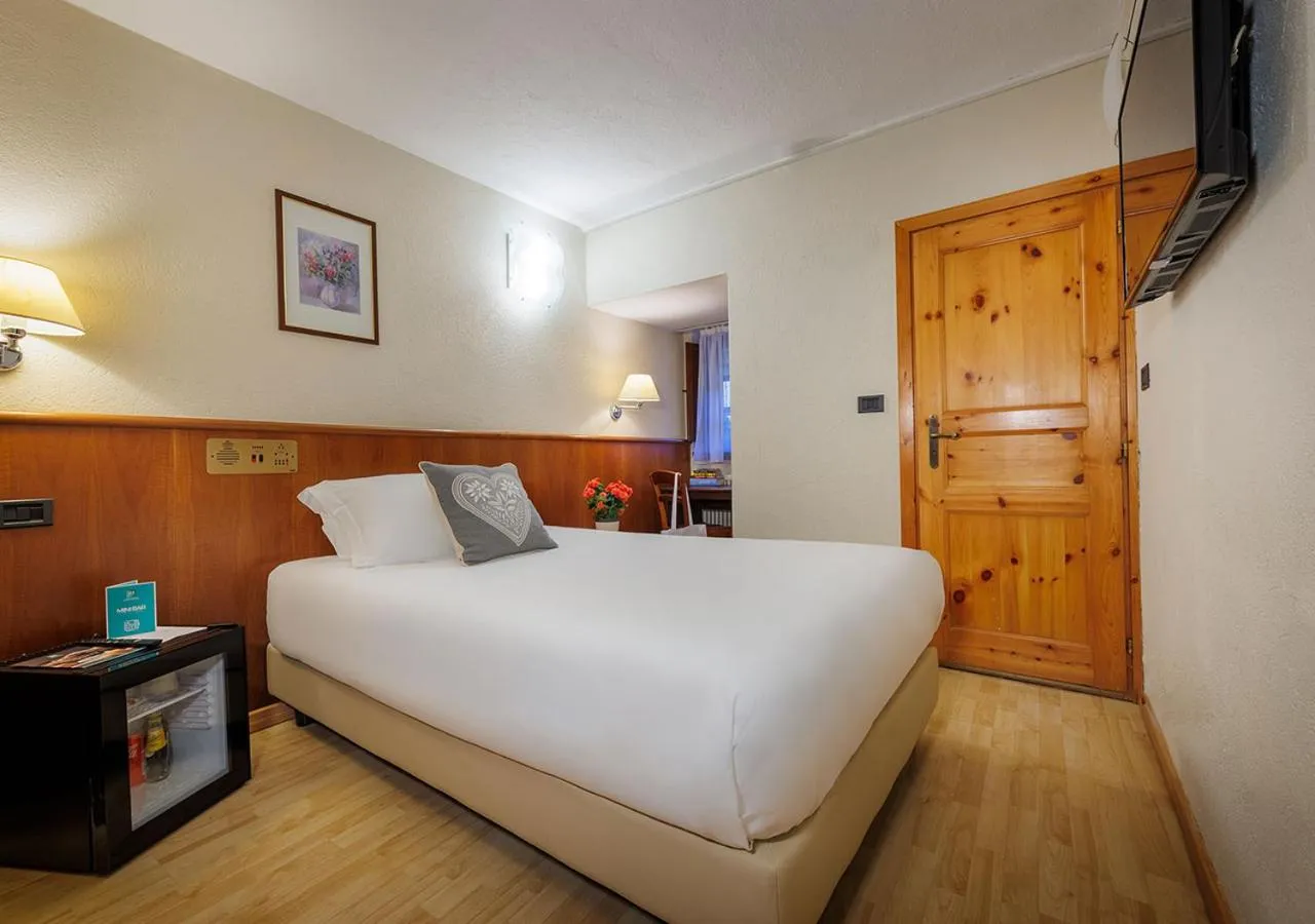 Bed in iH Hotels Courmayeur Mont Blanc