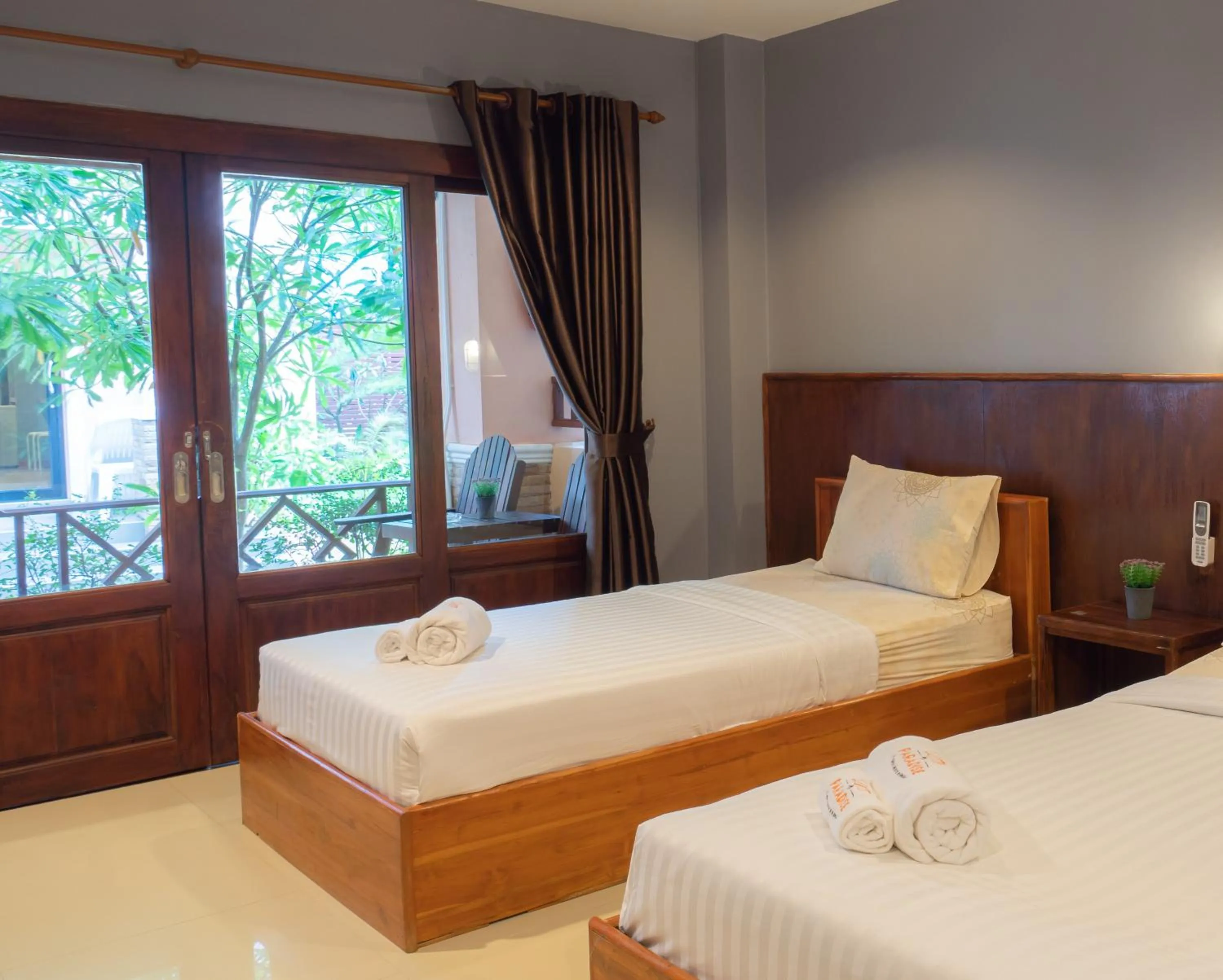 Photo of the whole room, Bed in Little Paradise Haad Rin Koh Phangan