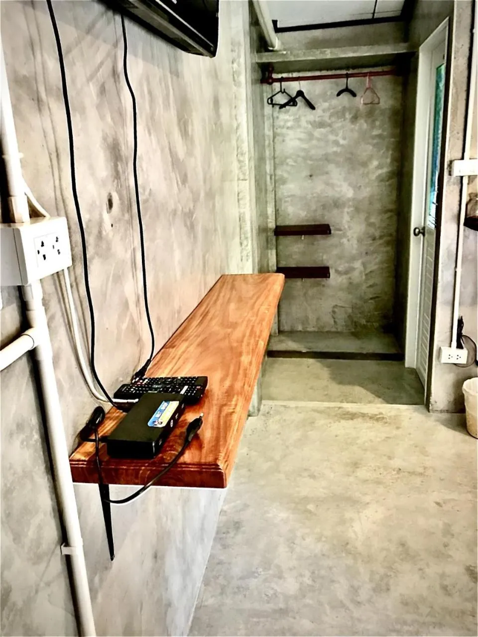 Photo of the whole room in Frog Beach House