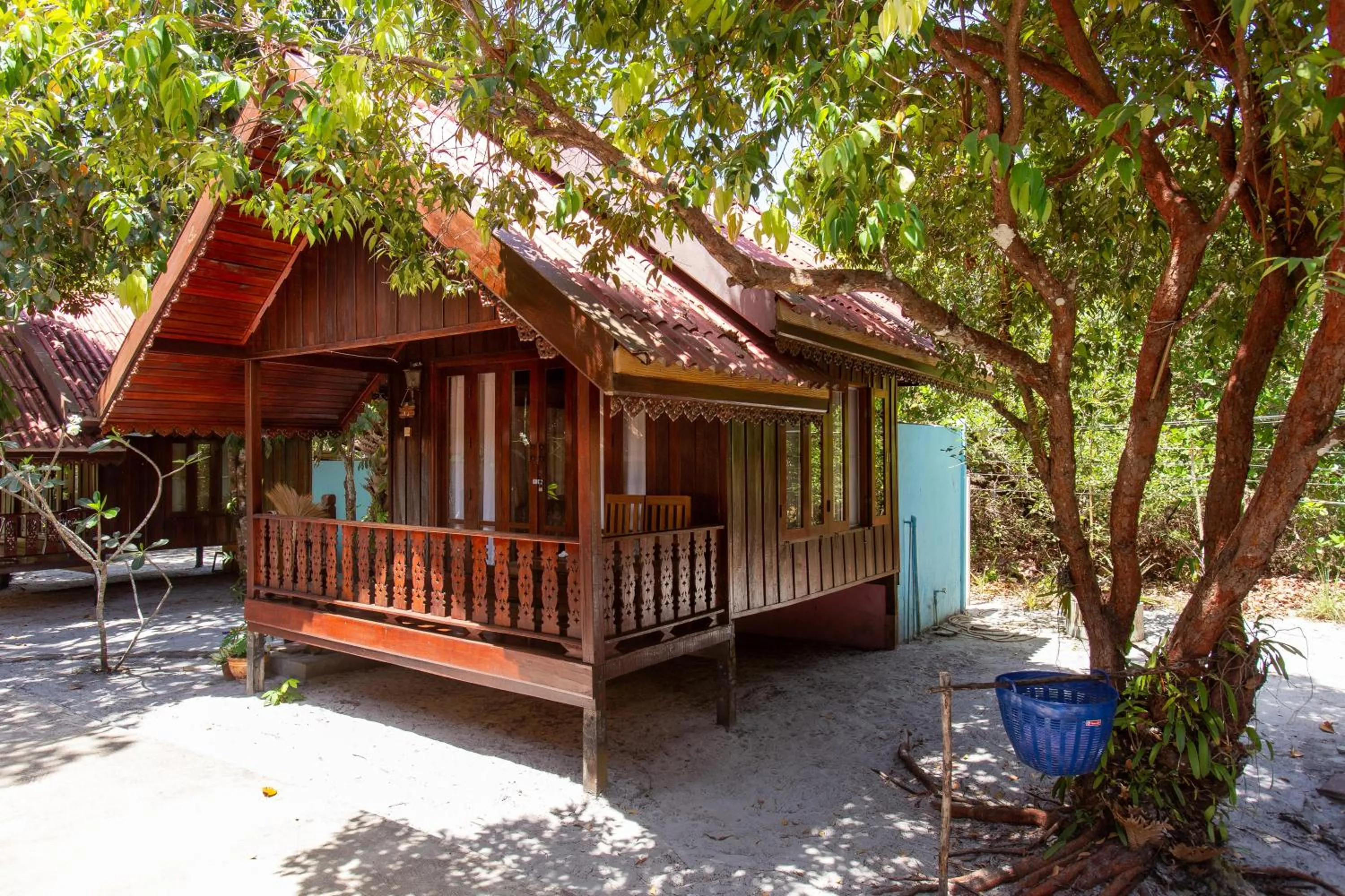 Property building in Frog Beach House