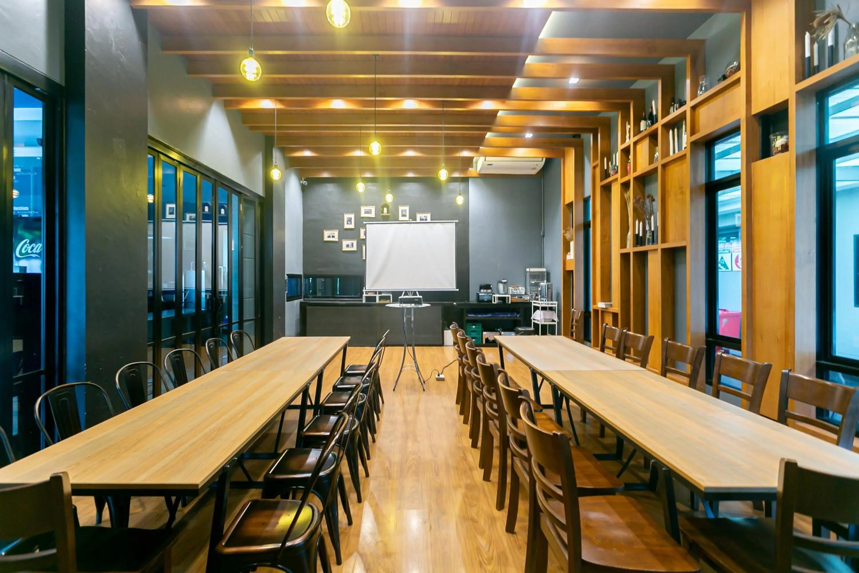 Restaurant/places to eat in Farthai Residence