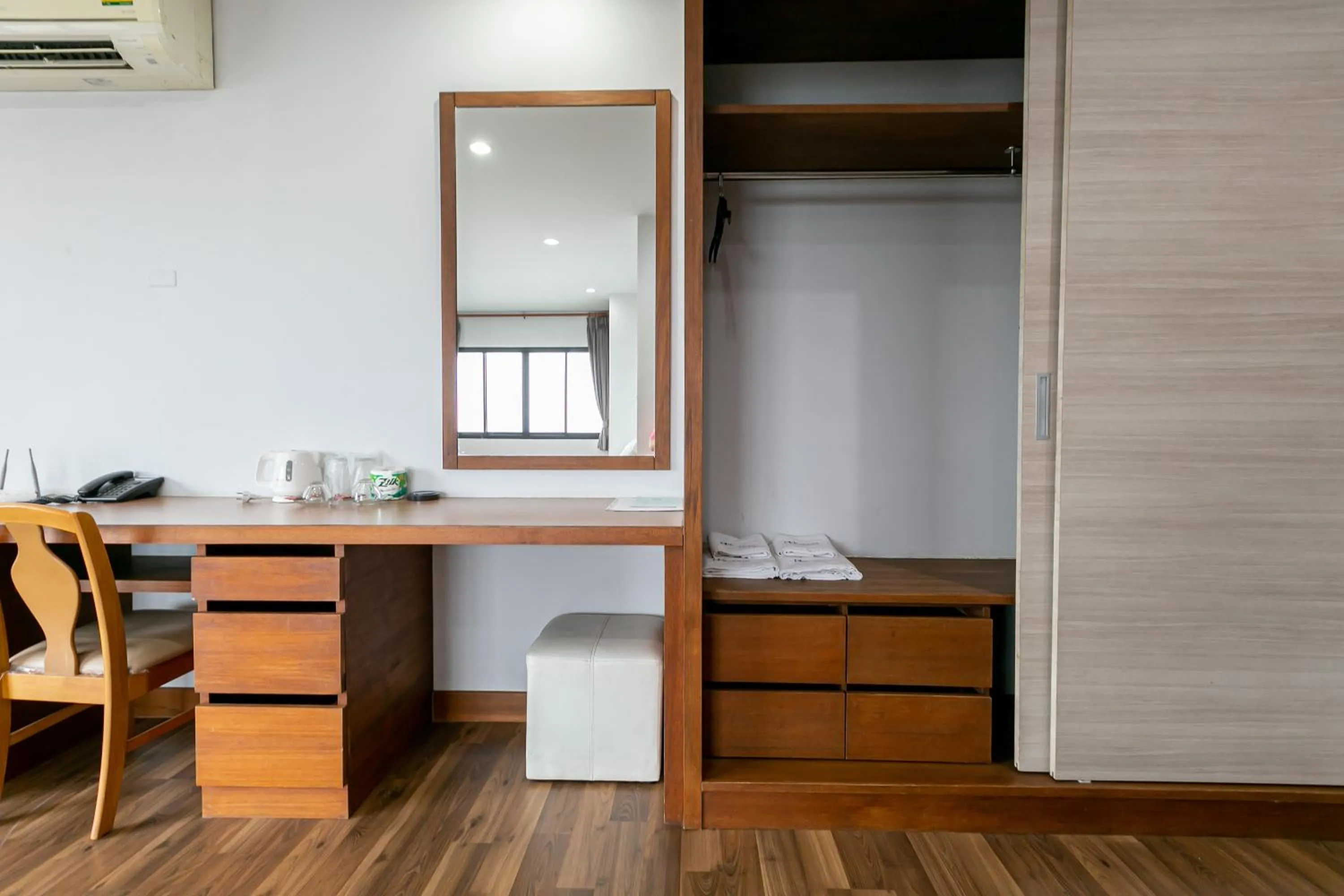 hair dresser in Farthai Residence