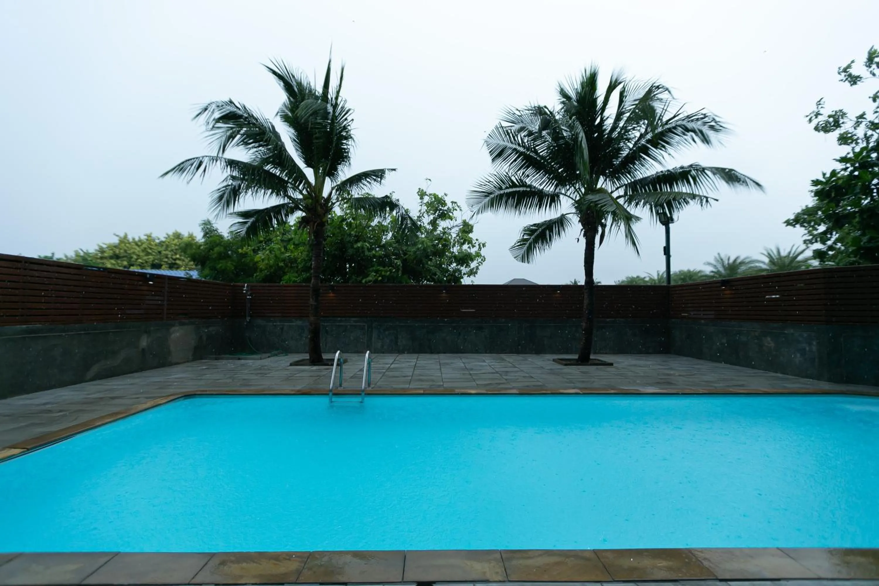 Swimming pool in Farthai Residence