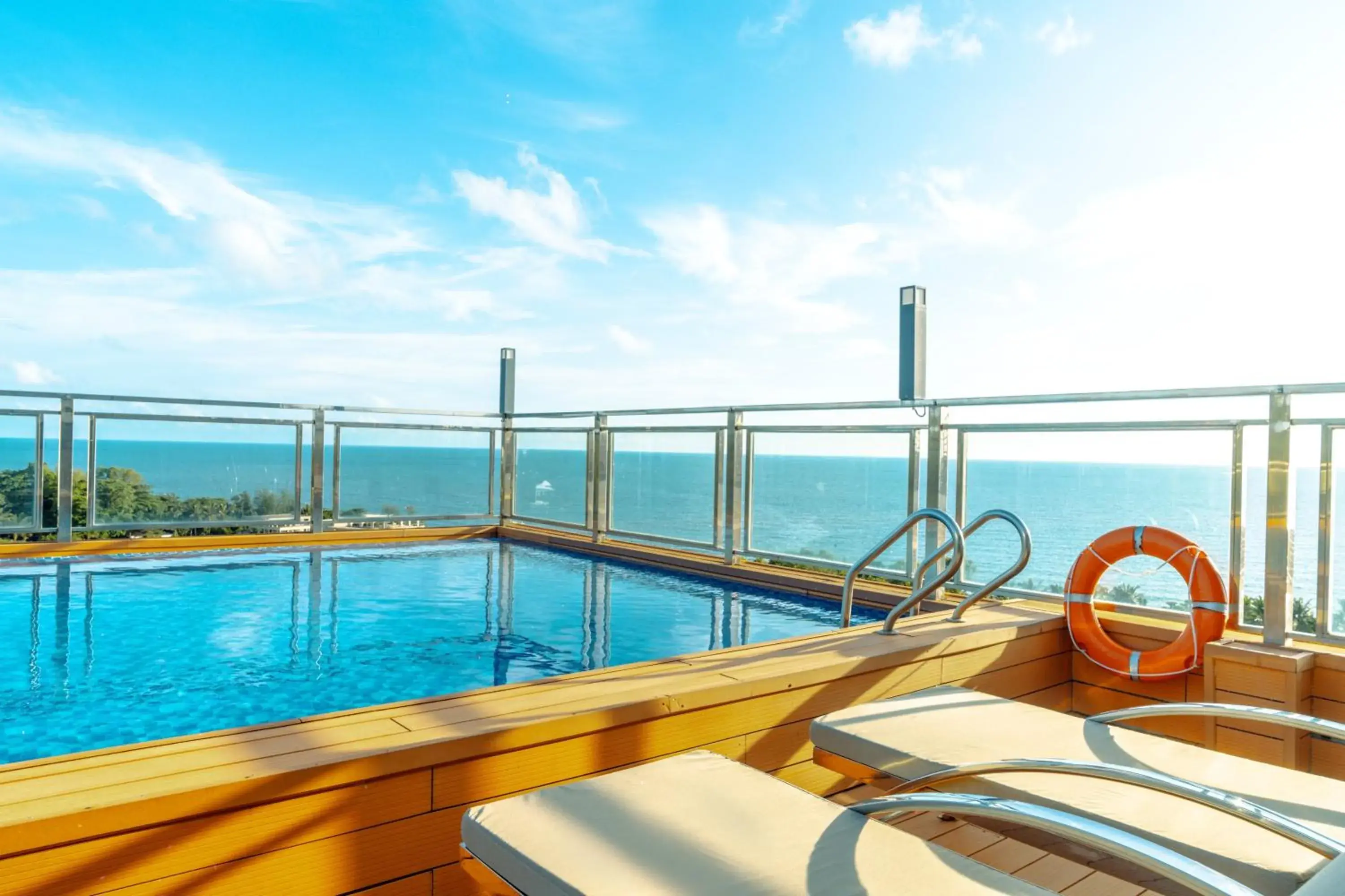 Swimming pool in Home Park Hotel Swimming pool in Home Park Hotel