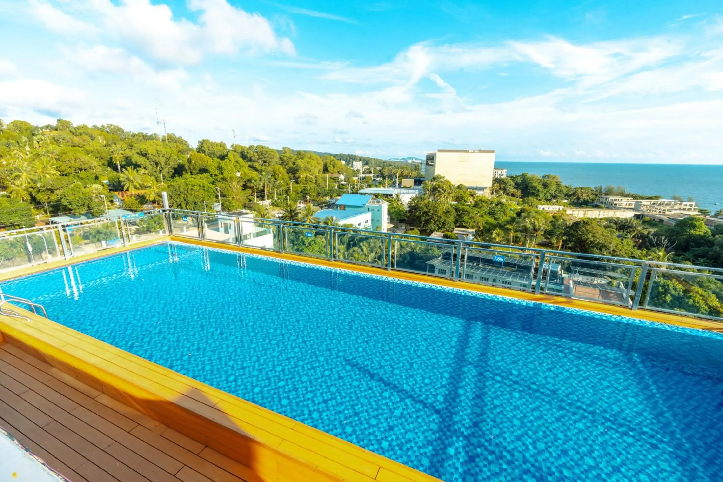 Swimming pool in Home Park Hotel Swimming pool in Home Park Hotel