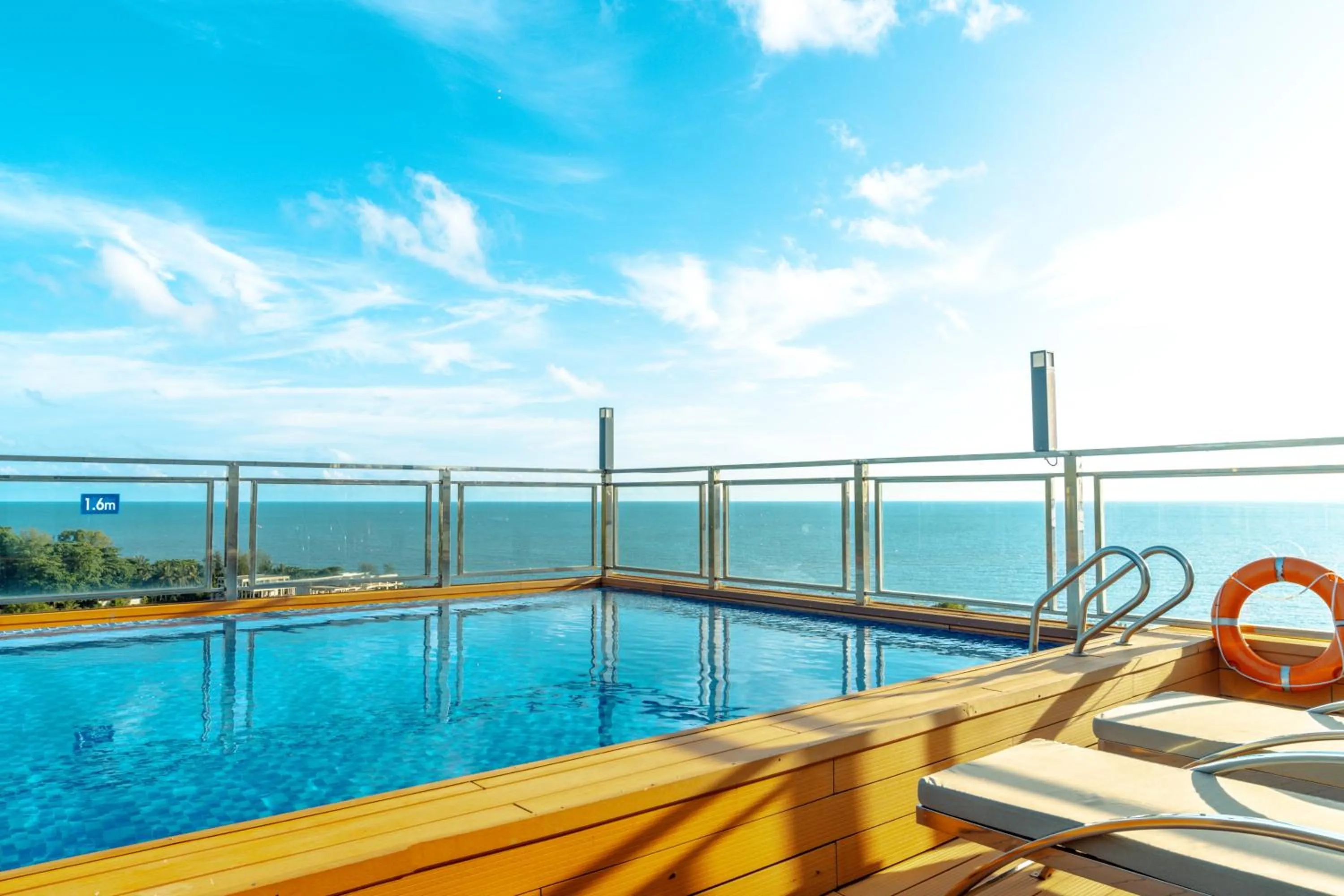 Swimming pool in Home Park Hotel