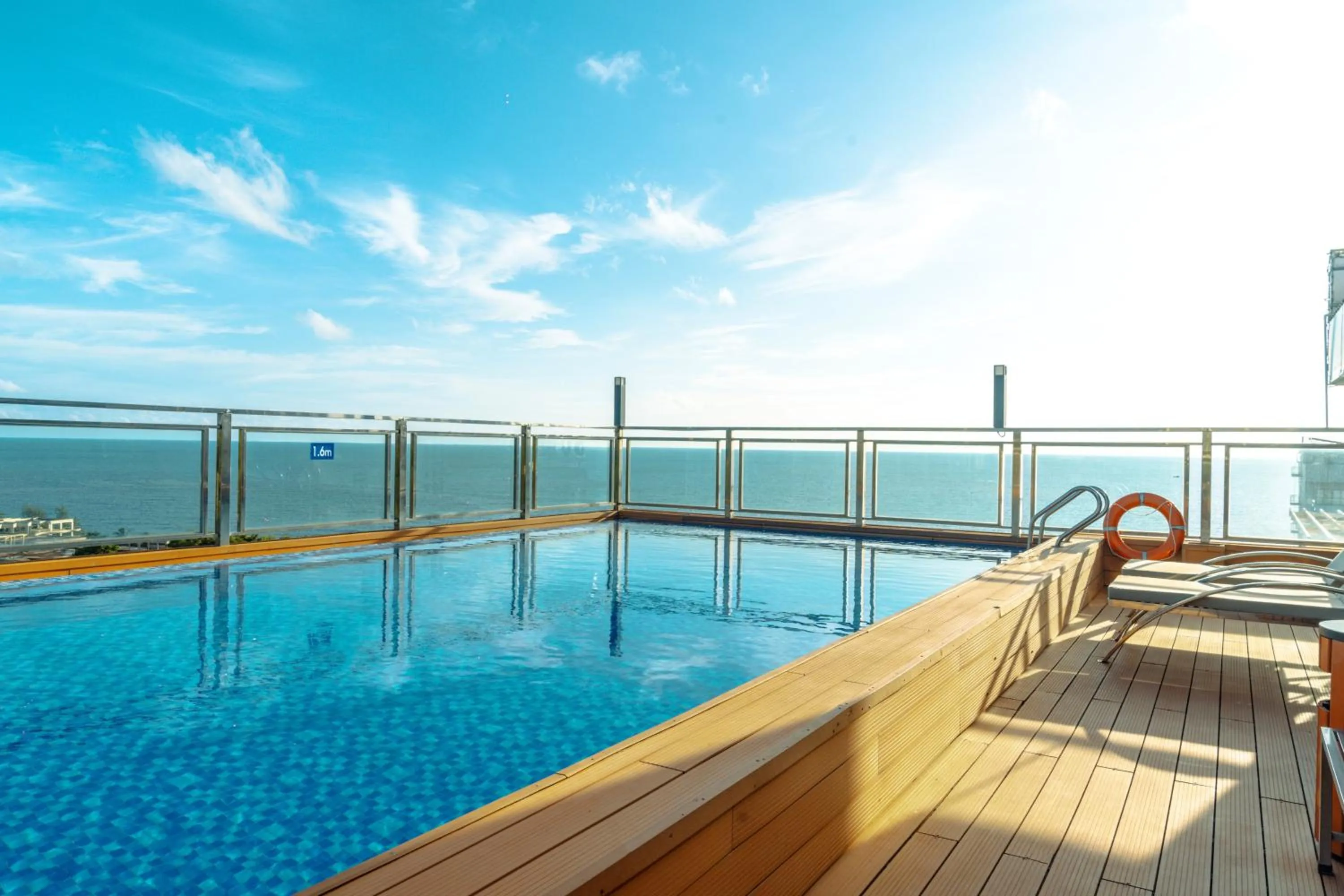 Swimming pool in Home Park Hotel
