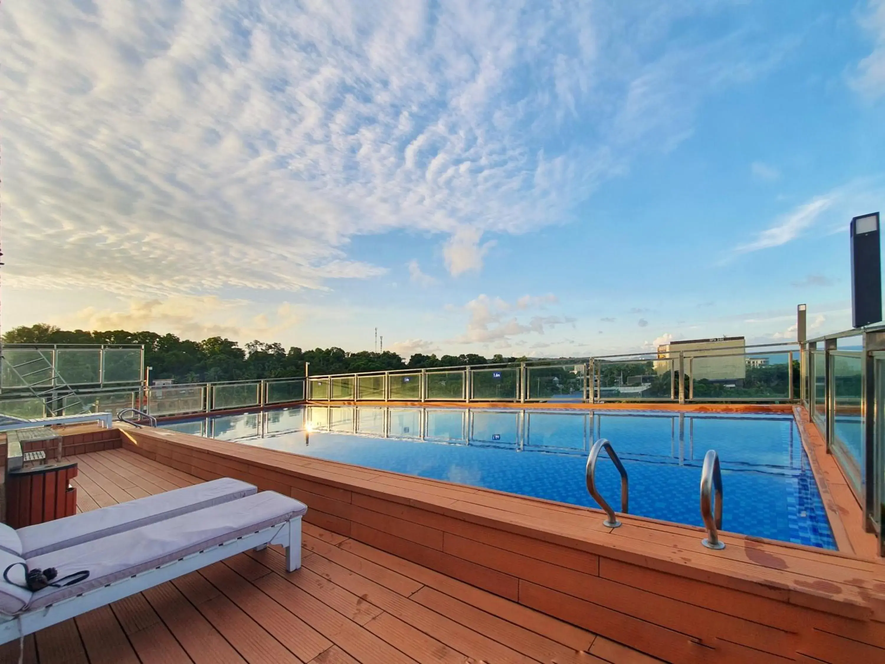 Swimming pool in Home Park Hotel Swimming pool in Home Park Hotel