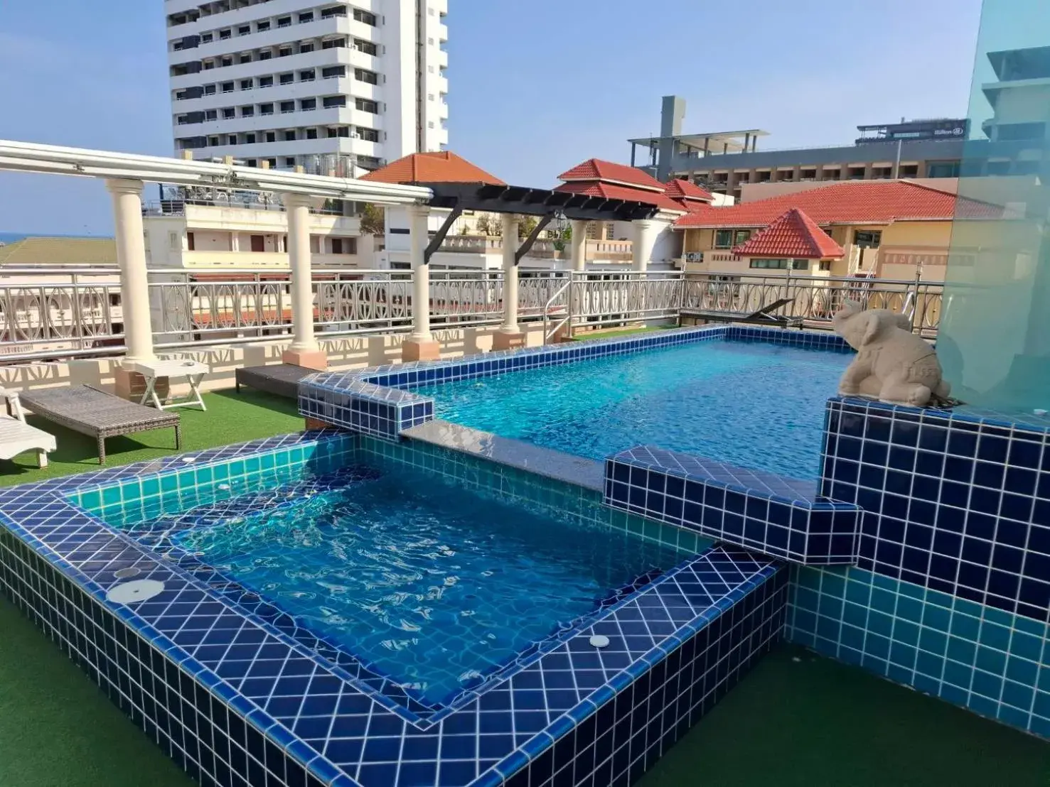 Swimming pool in Whitehouse Condotel Swimming pool in Whitehouse Condotel