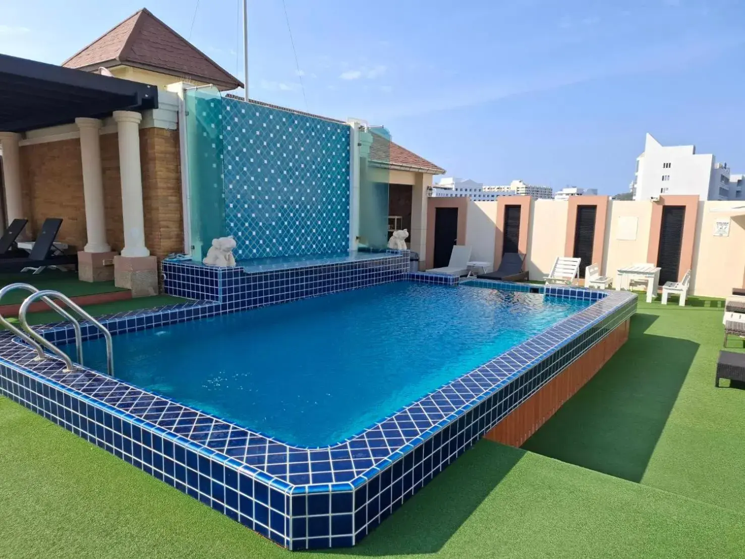 Swimming pool in Whitehouse Condotel Swimming pool in Whitehouse Condotel