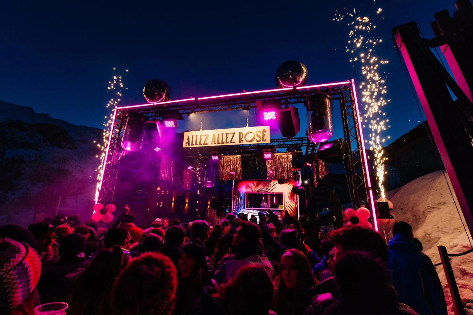 Entertainment in Super G