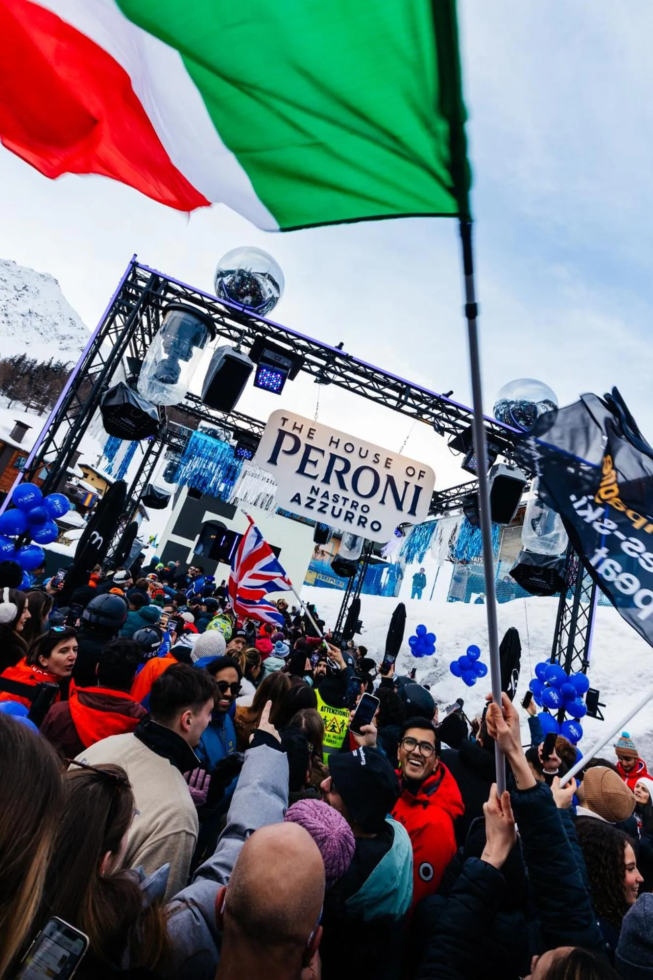 Entertainment in Super G