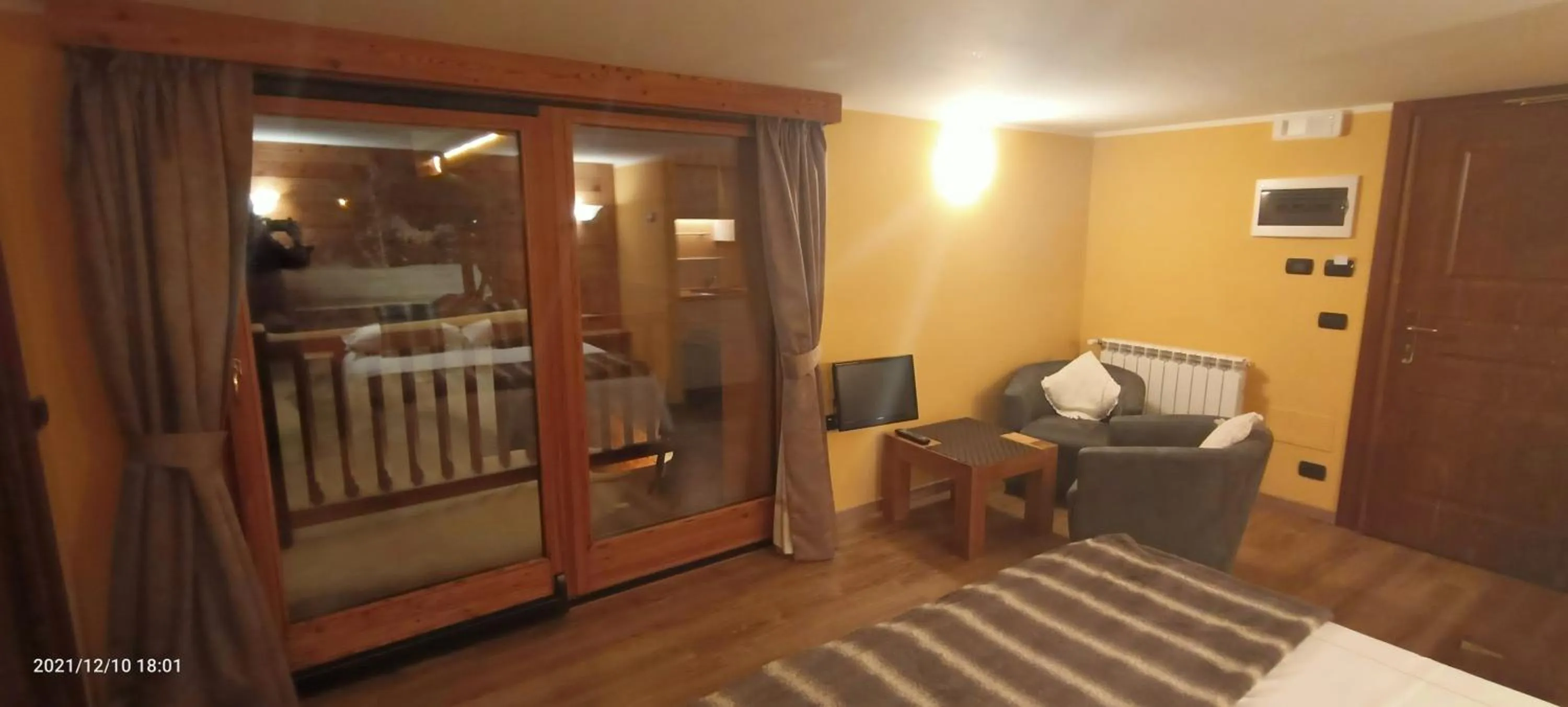 Seating area, Bed in Chalet Alpina Hotel & Apartments