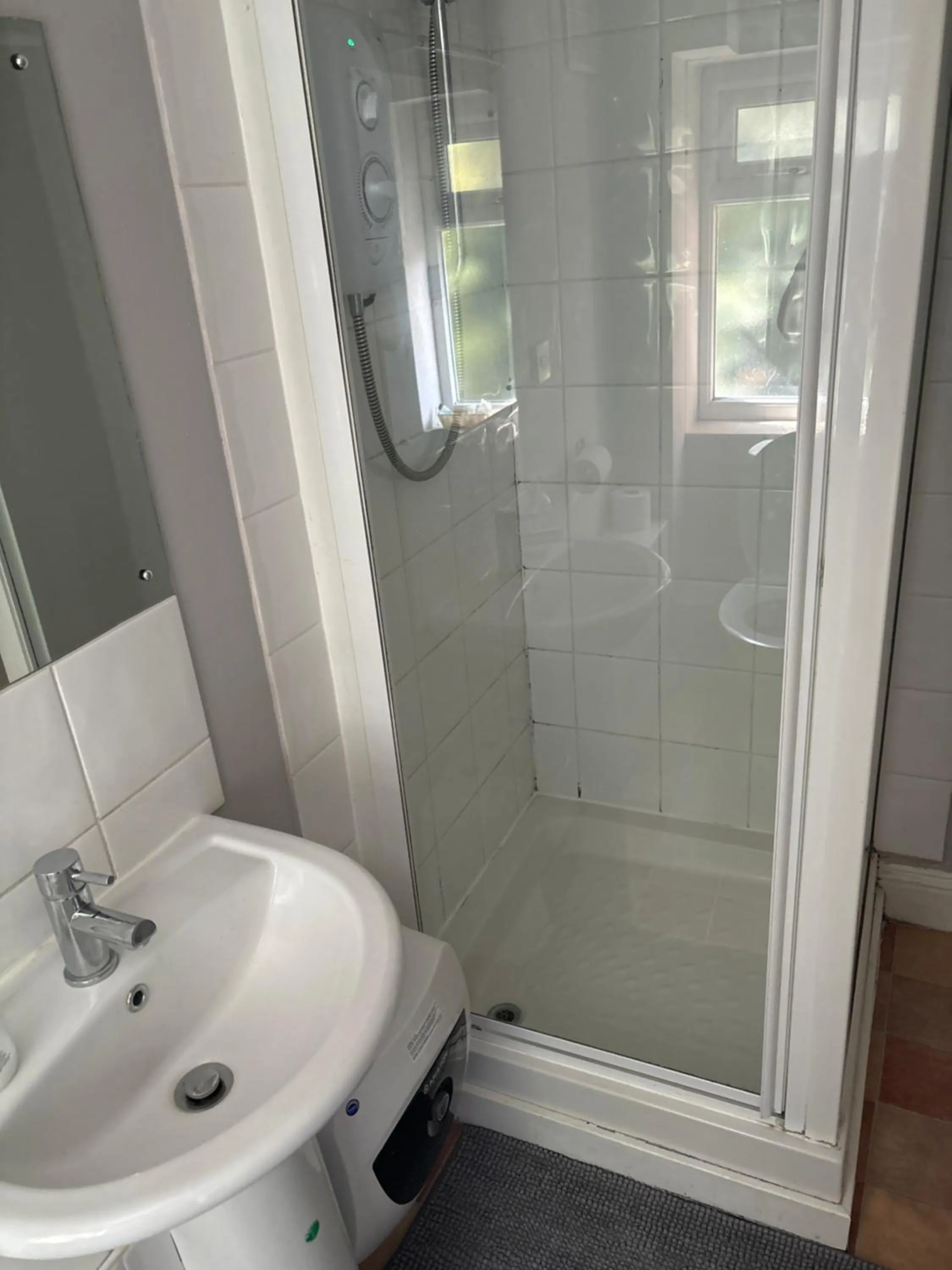 Shower in The Red Lion Great Offley