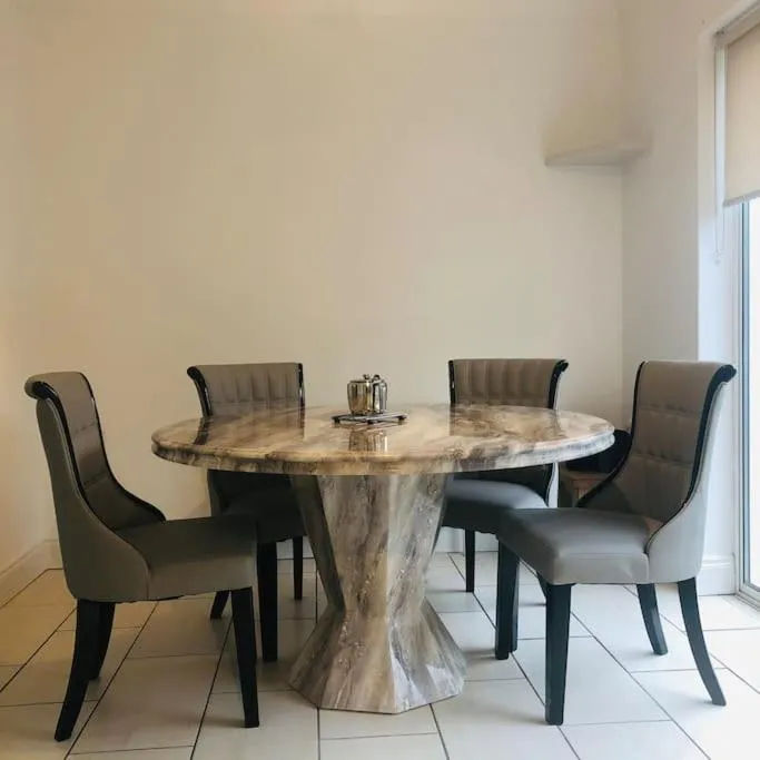 Dining area in Townhouse Clifden: Located in the heart of Connemara