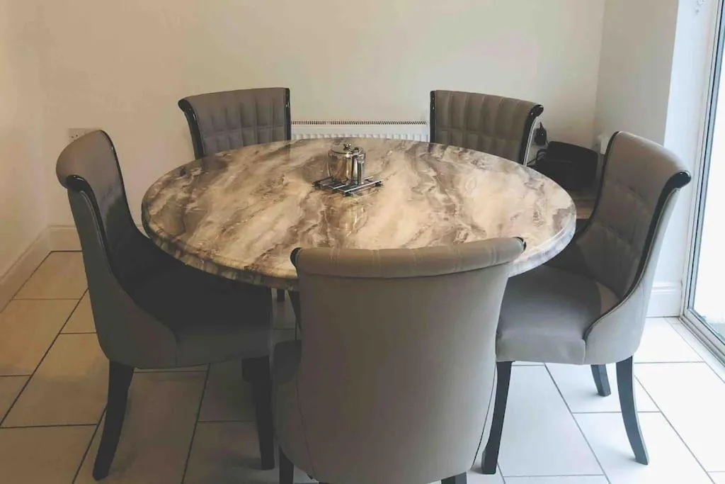 Dining area in Townhouse Clifden: Located in the heart of Connemara