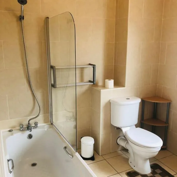 Bathroom in Townhouse Clifden: Located in the heart of Connemara