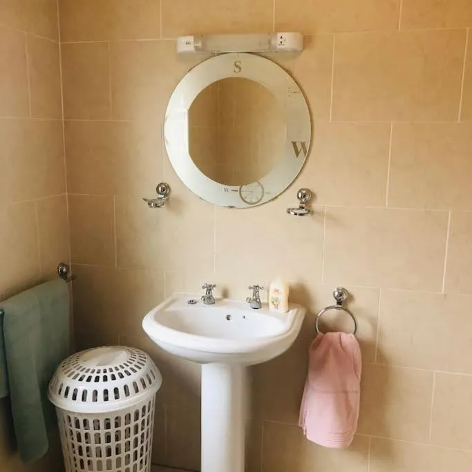 Bathroom in Townhouse Clifden: Located in the heart of Connemara