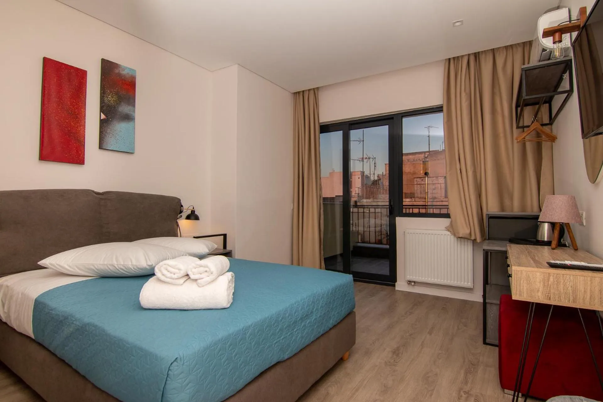 Balcony/Terrace, Bed in Dunlin Hotel