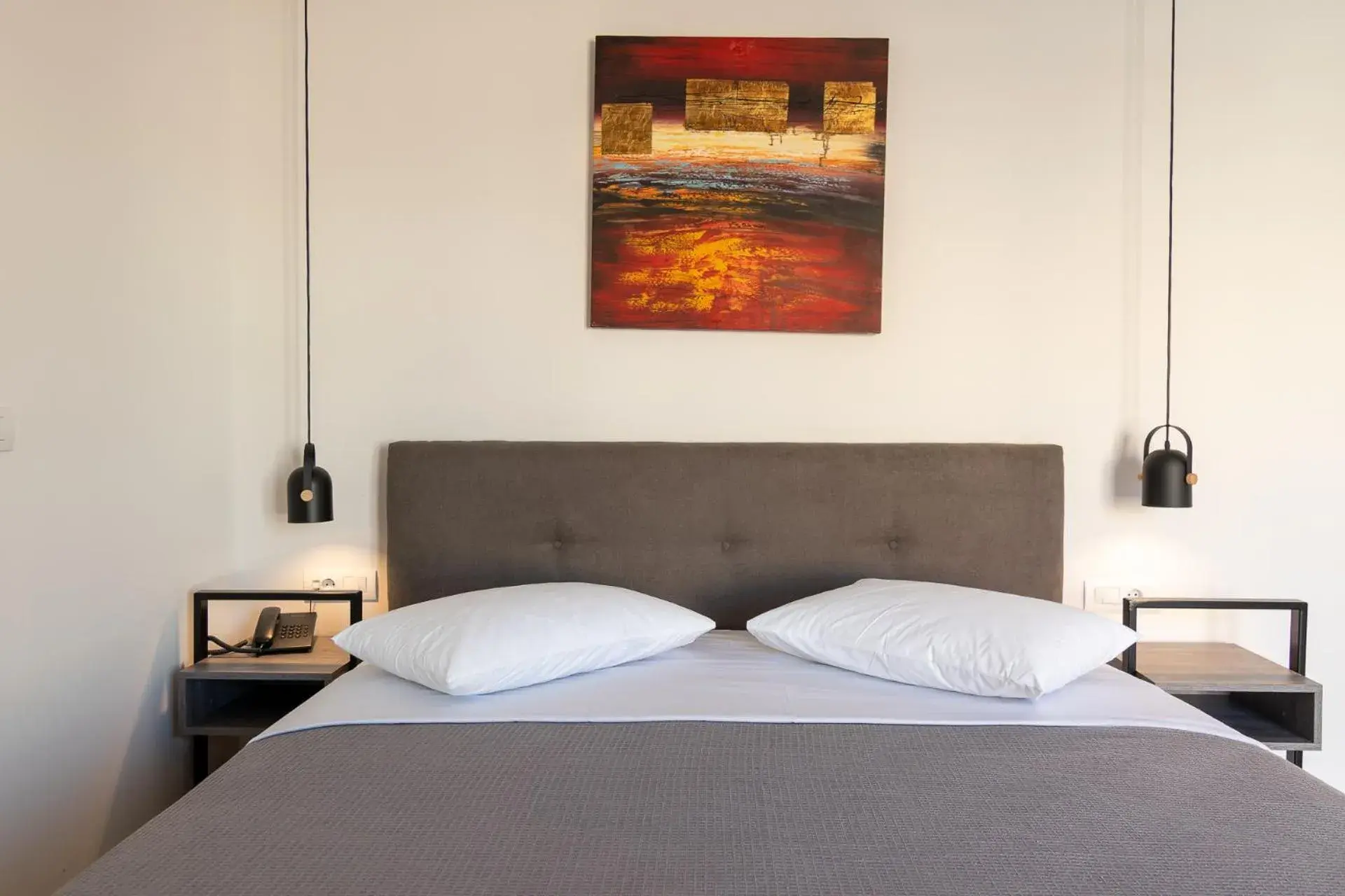 Double Room with Private Bathroom - single occupancy in Dunlin Hotel Double Room with Private Bathroom - single occupancy in Dunlin Hotel