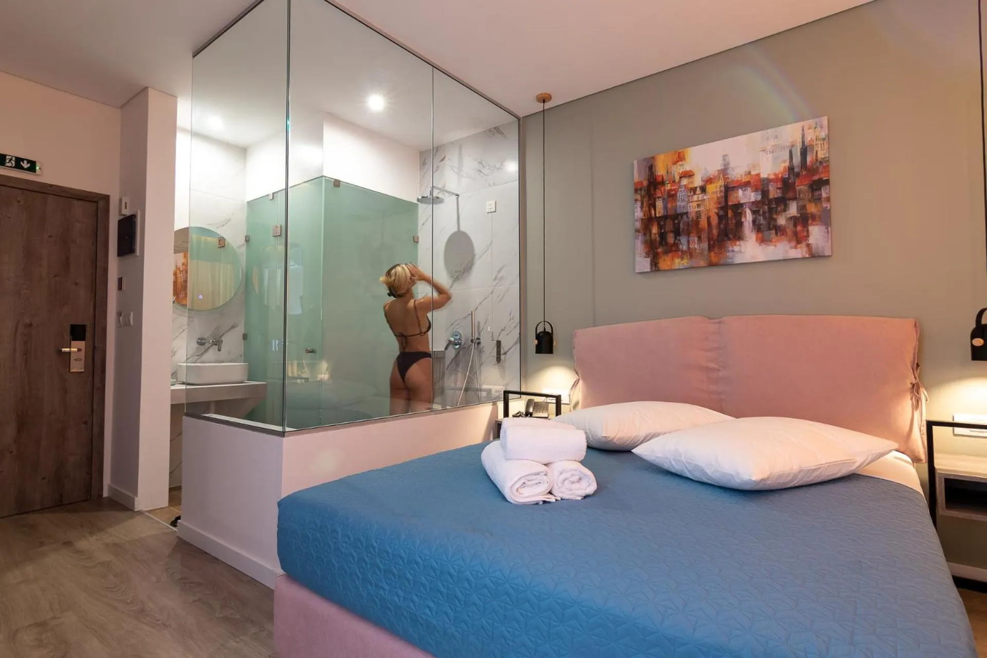 Shower, Bed in Dunlin Hotel