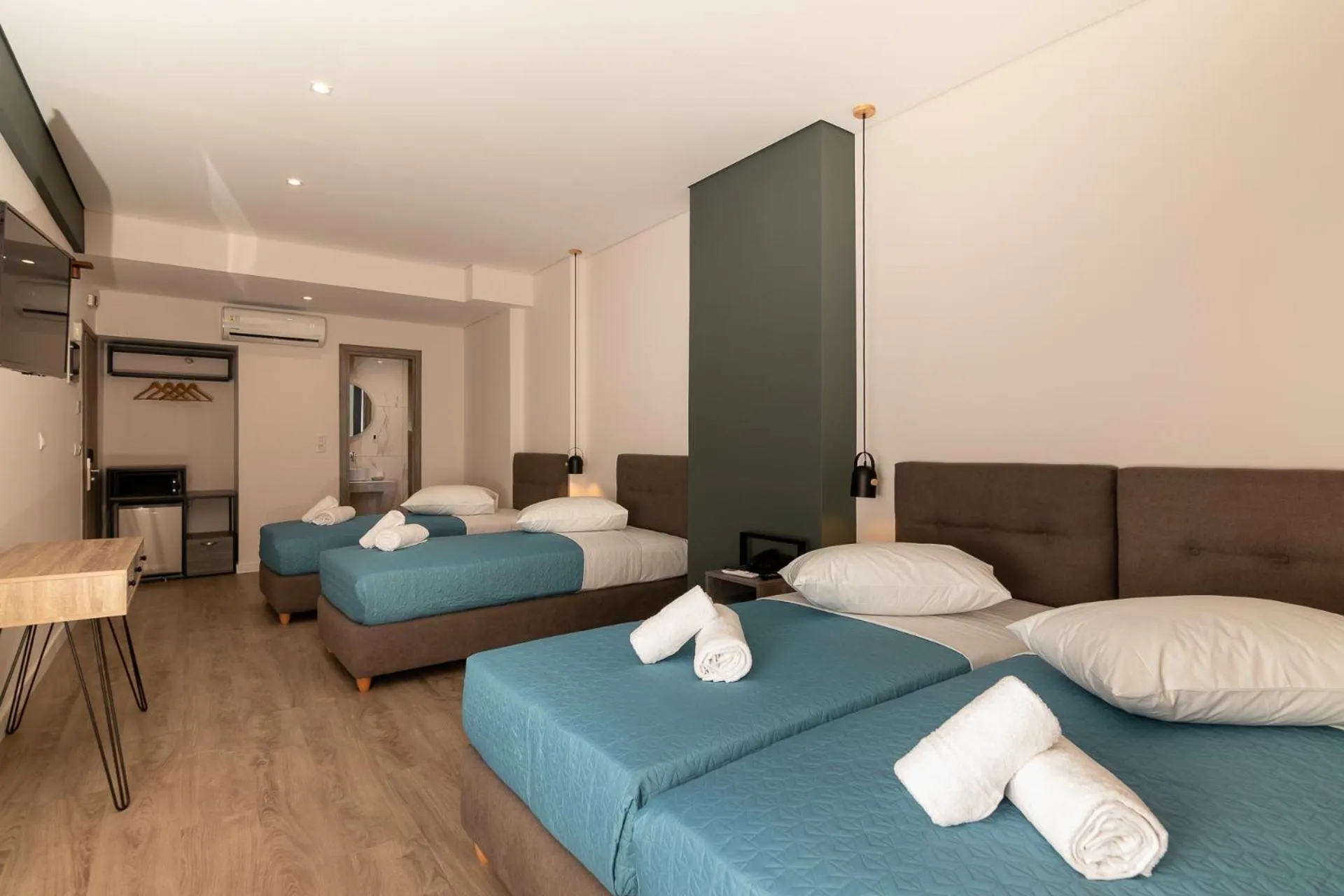 Photo of the whole room, Bed in Dunlin Hotel