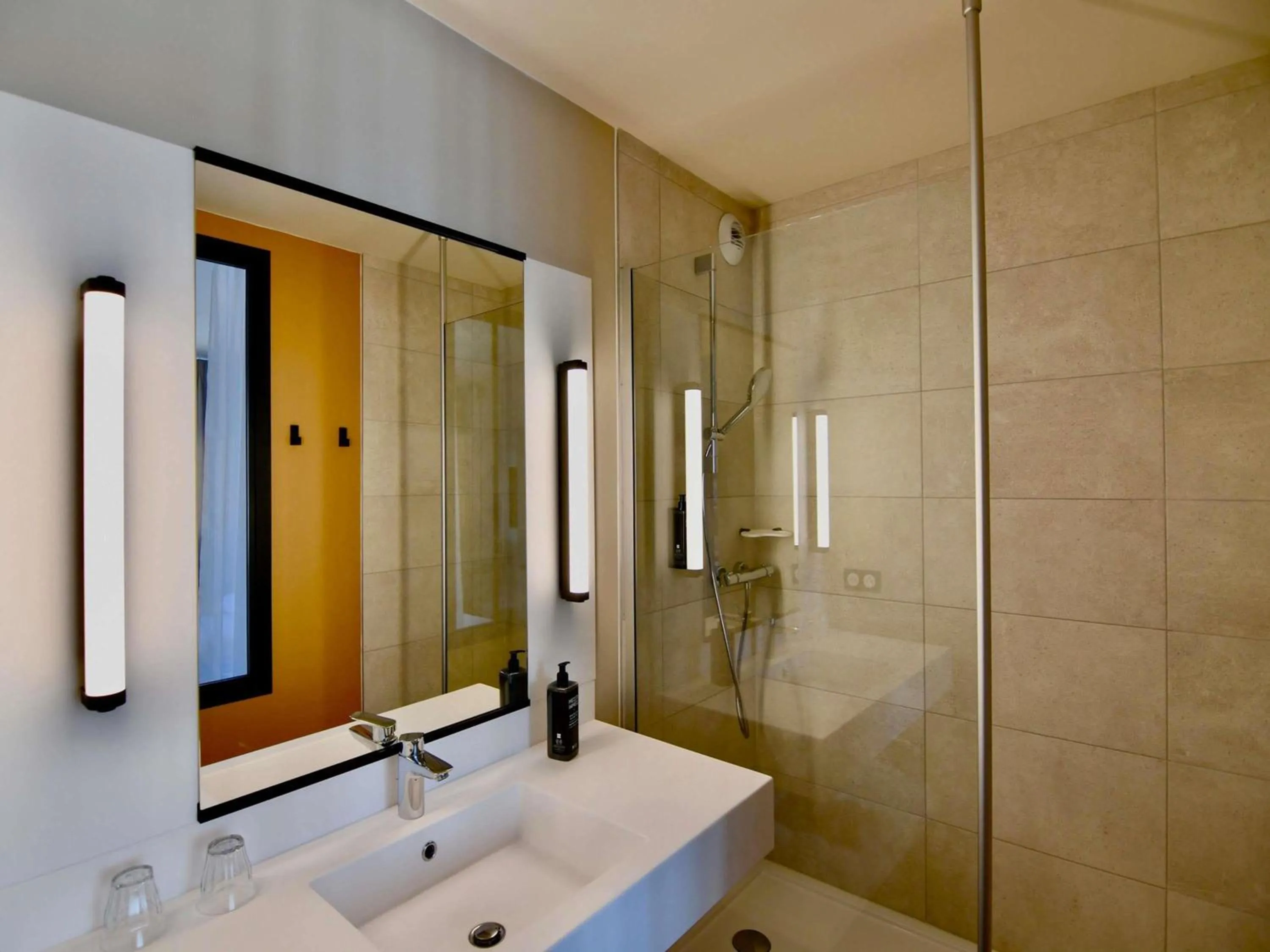 Bedroom in ibis Styles Saint Nazaire Centre Gare