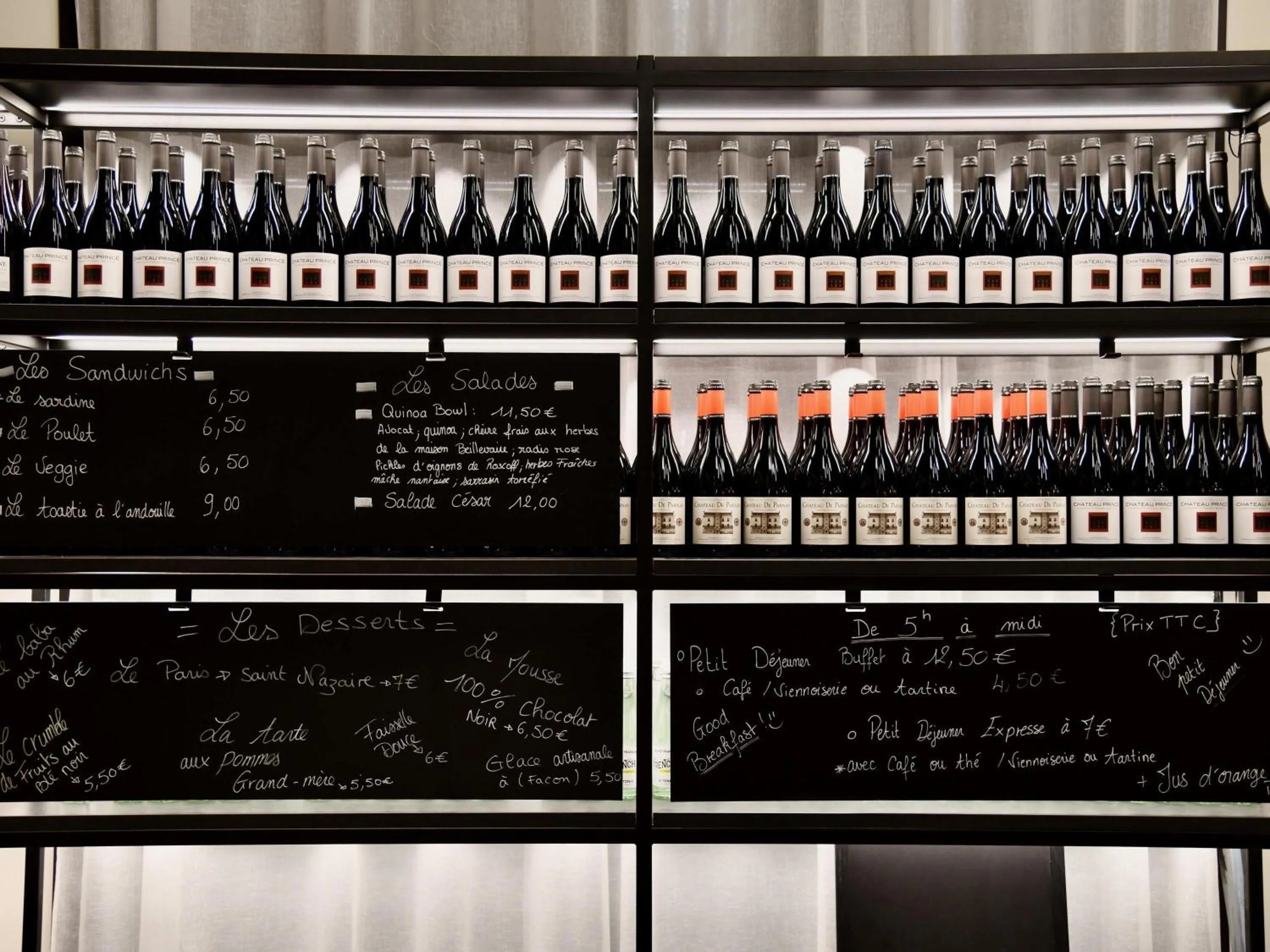 Lounge or bar in ibis budget Saint Nazaire Centre Gare