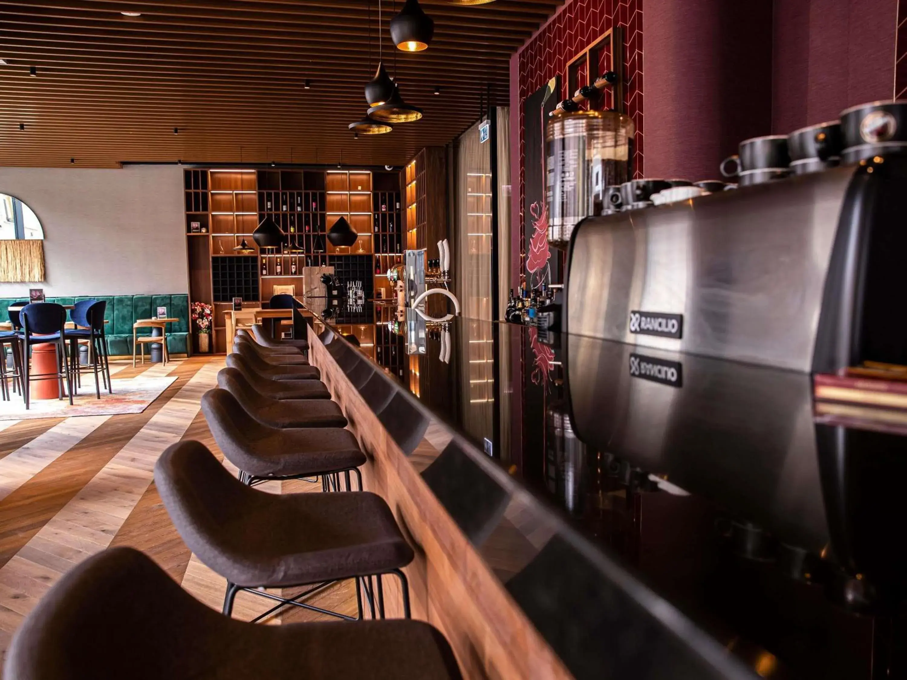 Lounge or bar in Mercure Debrecen Lounge or bar in Mercure Debrecen