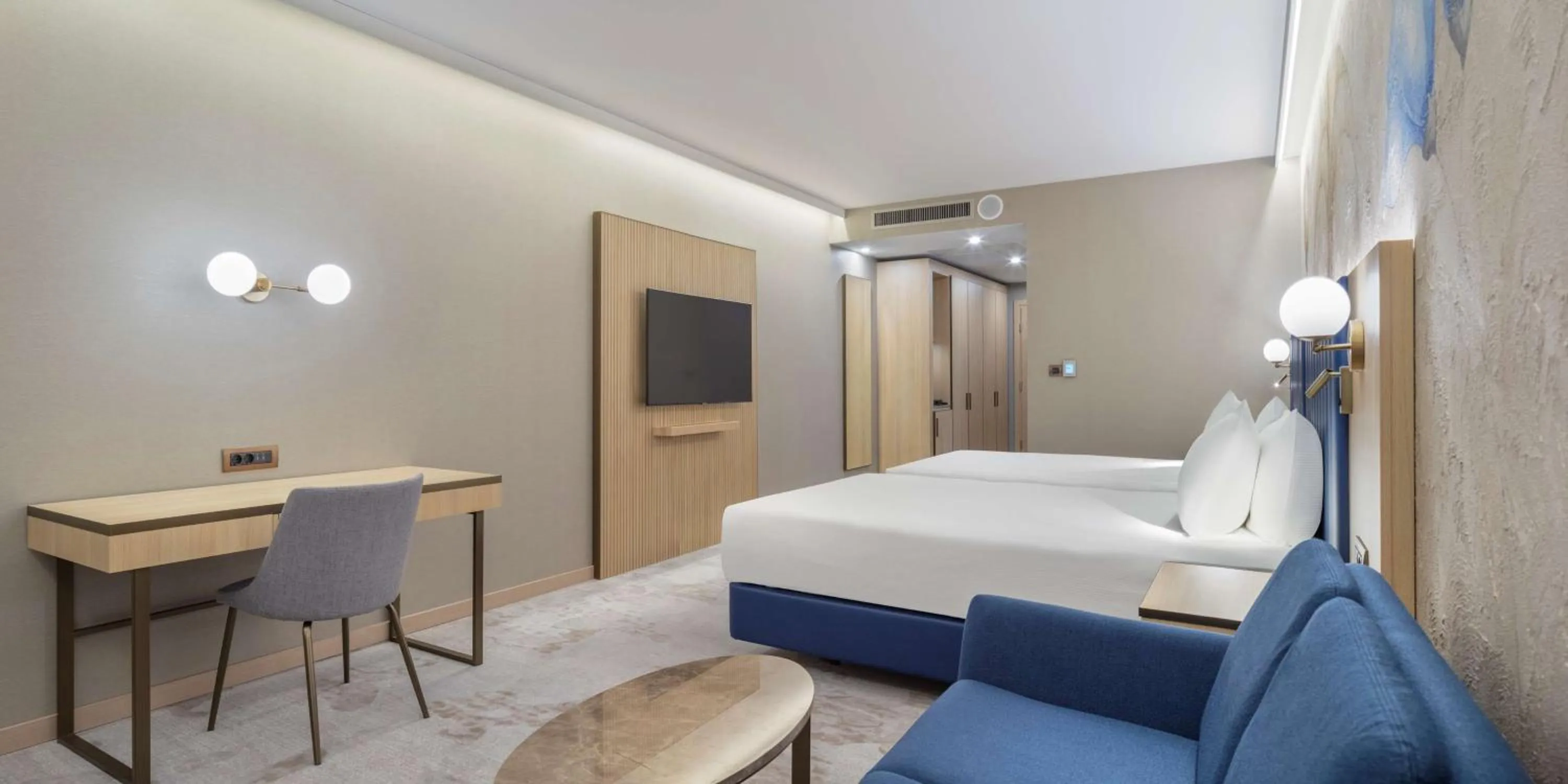 Bedroom, Bed in Doubletree By Hilton Plovdiv Center