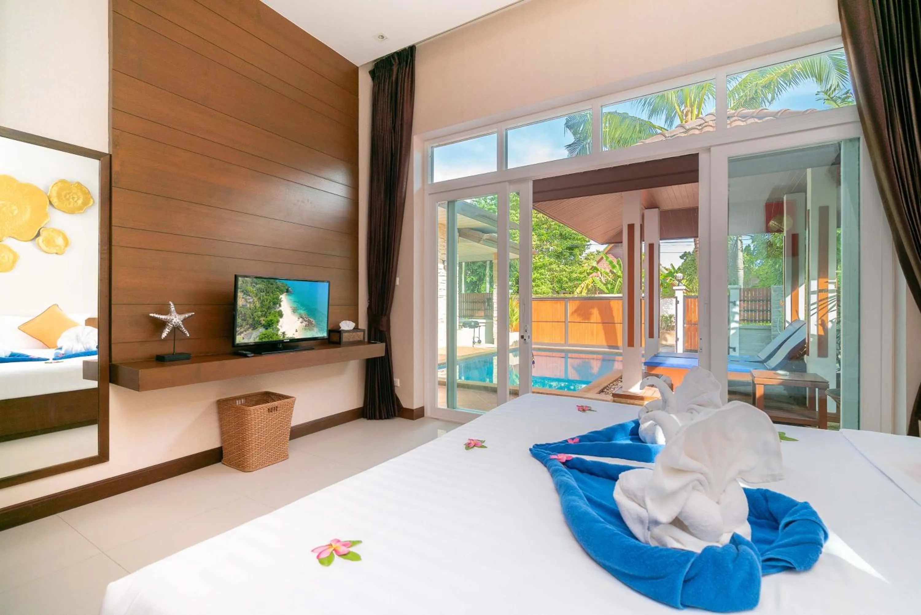 BBQ facilities, Bed in Rawai Private Villas - Pools and Garden