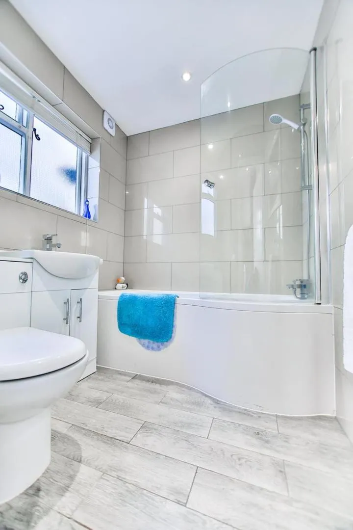 Bathroom in Fishermans Cottage - Hastings