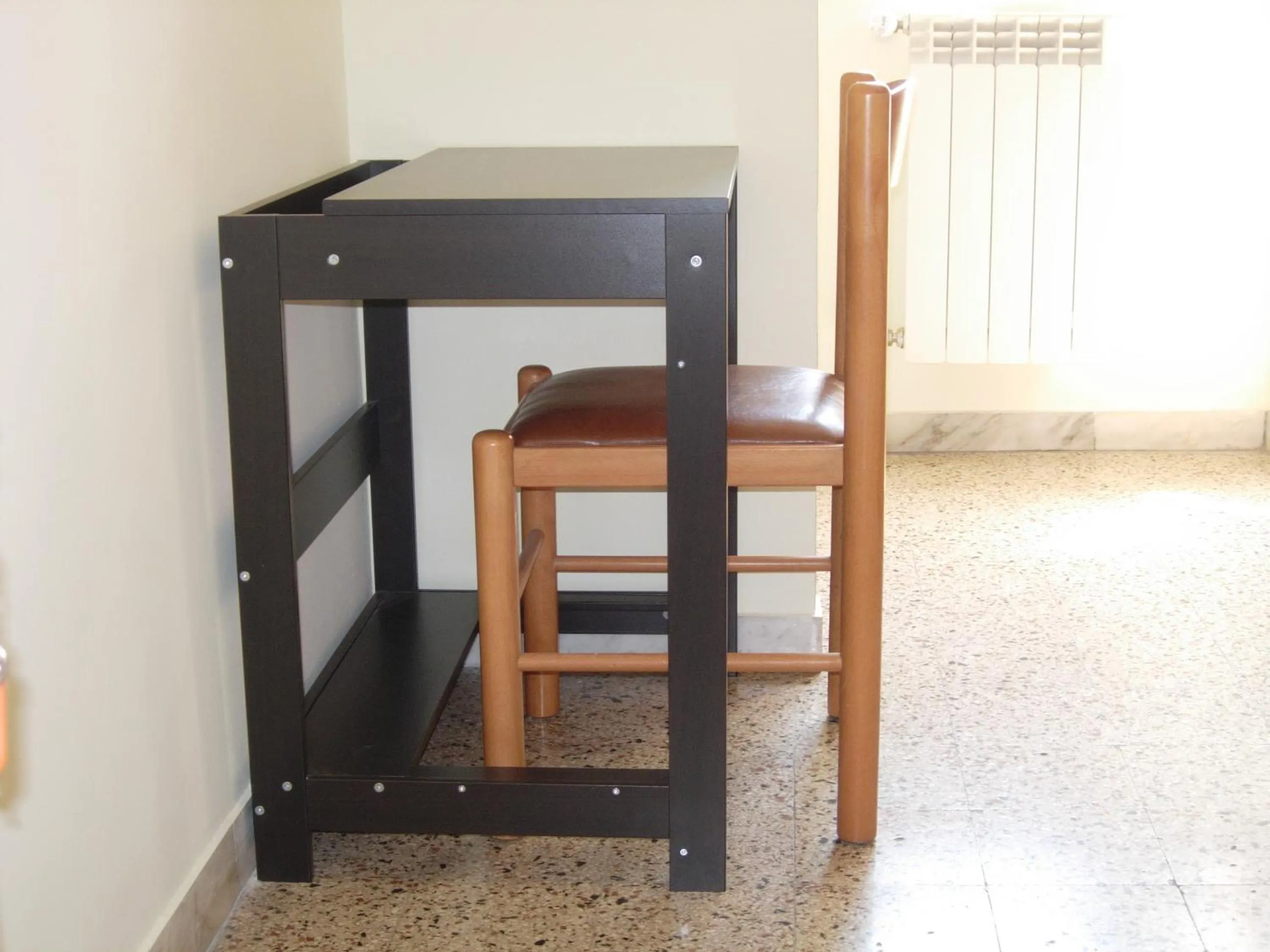 hair dresser, Bed in Foresteria Roma Esercito della Salvezza