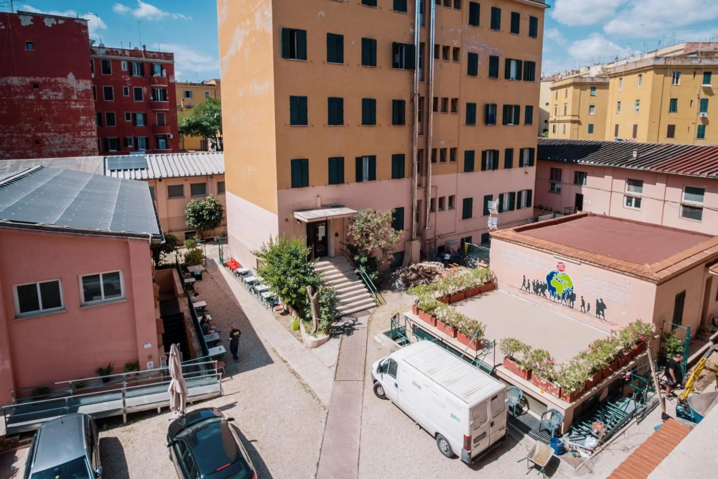 Inner courtyard view in Foresteria Roma Esercito della Salvezza