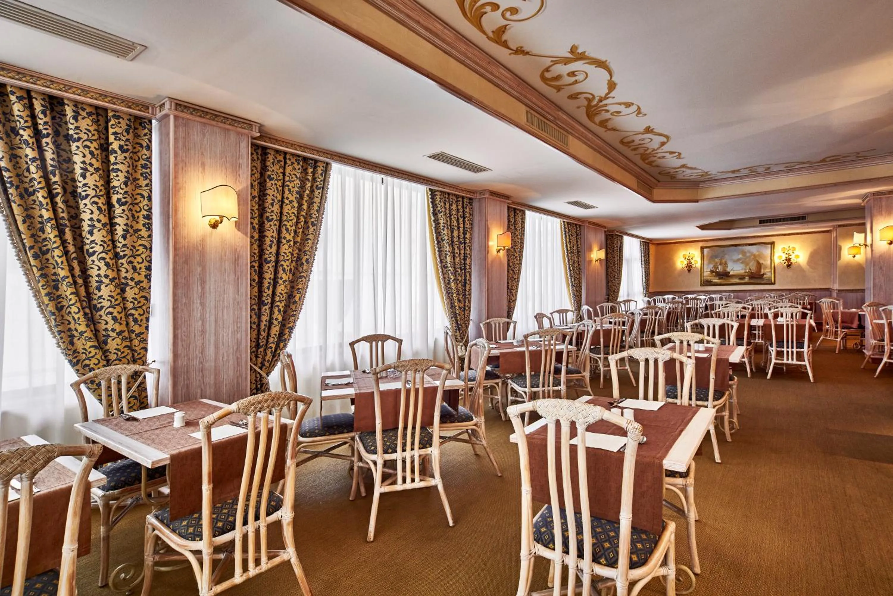 Restaurant/places to eat in Palace Hotel Regina