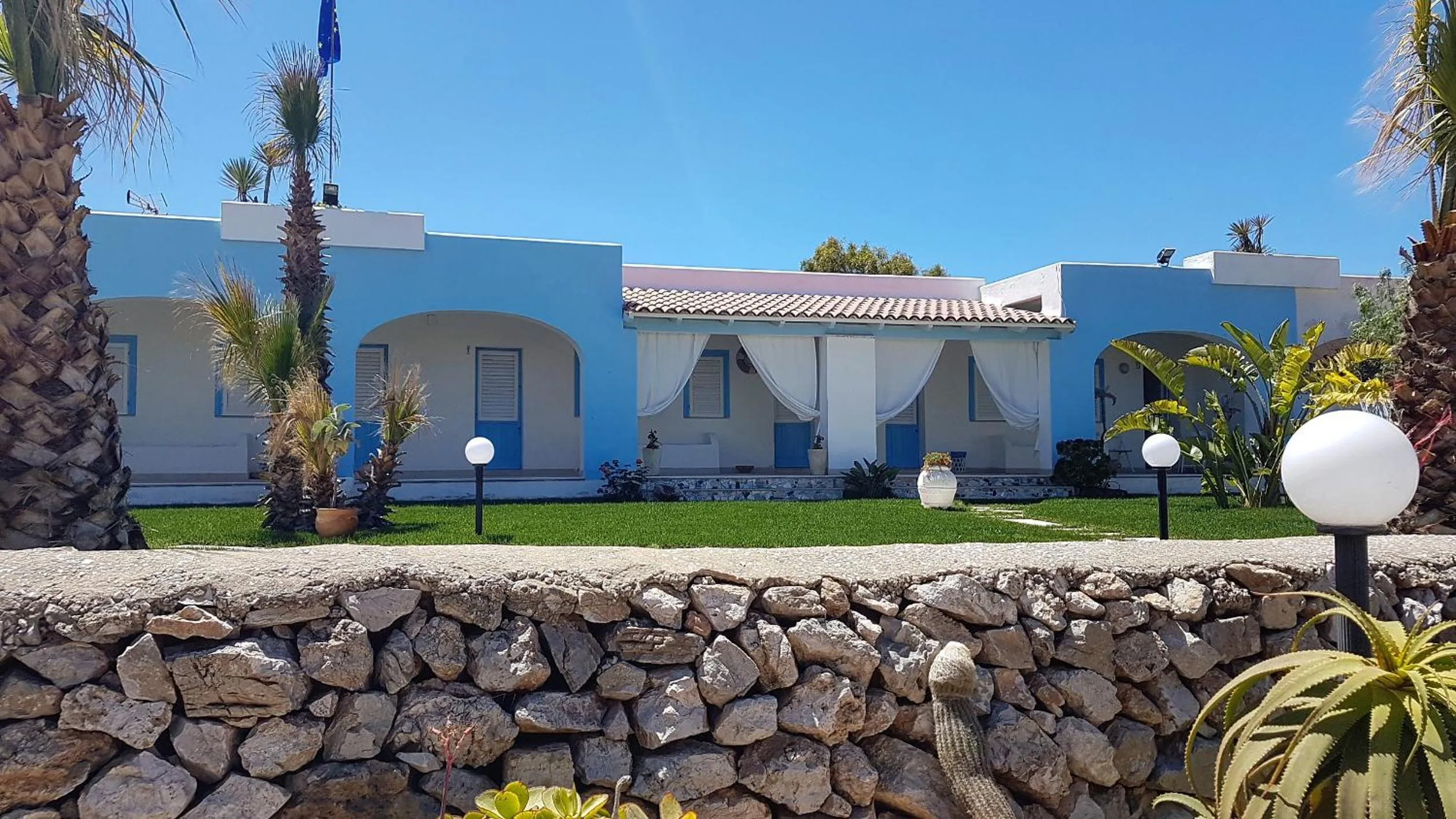 Facade/entrance in Albergo isola mia