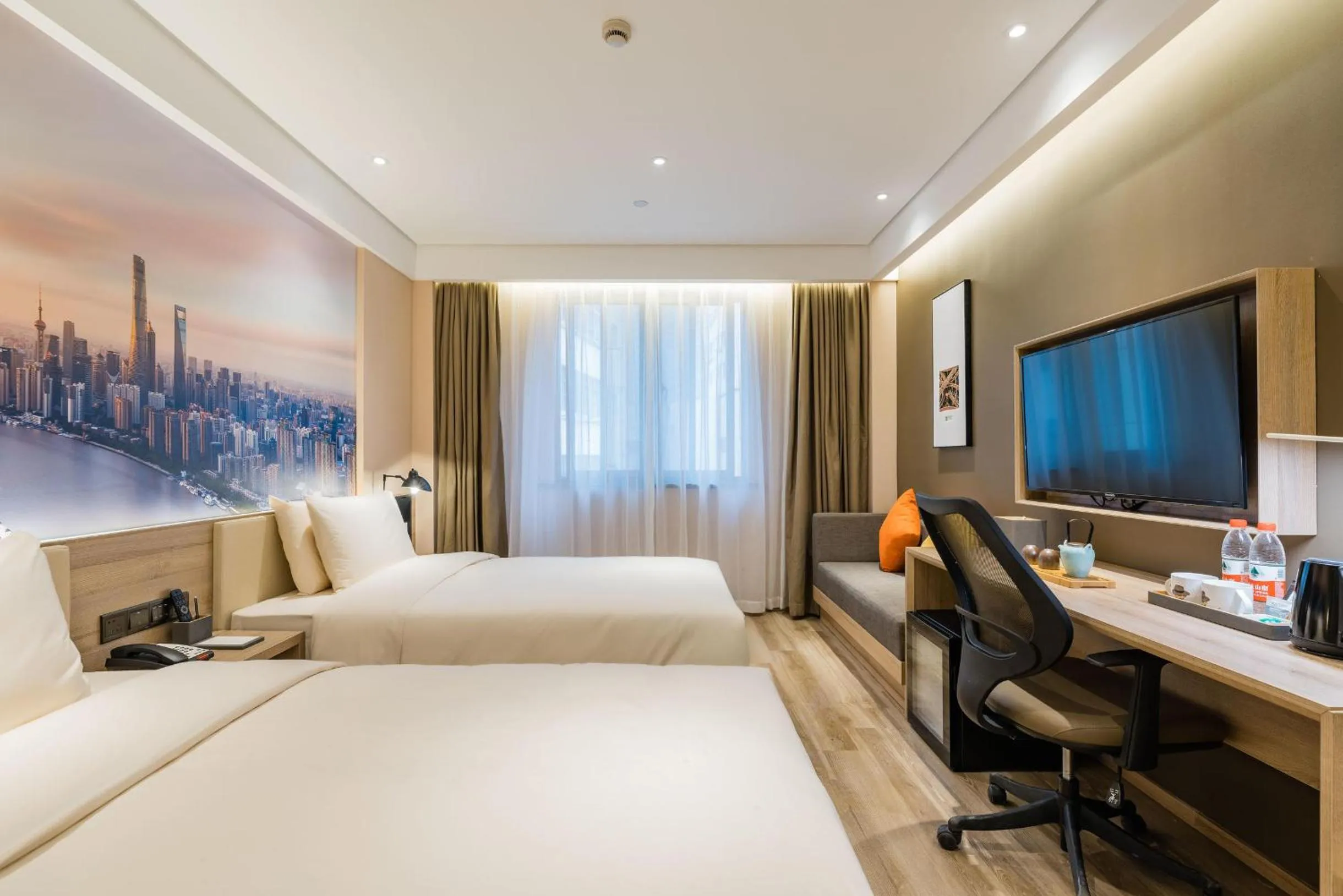 Photo of the whole room, Bed in Atour Hotel Shanghai The Old Bund Pier