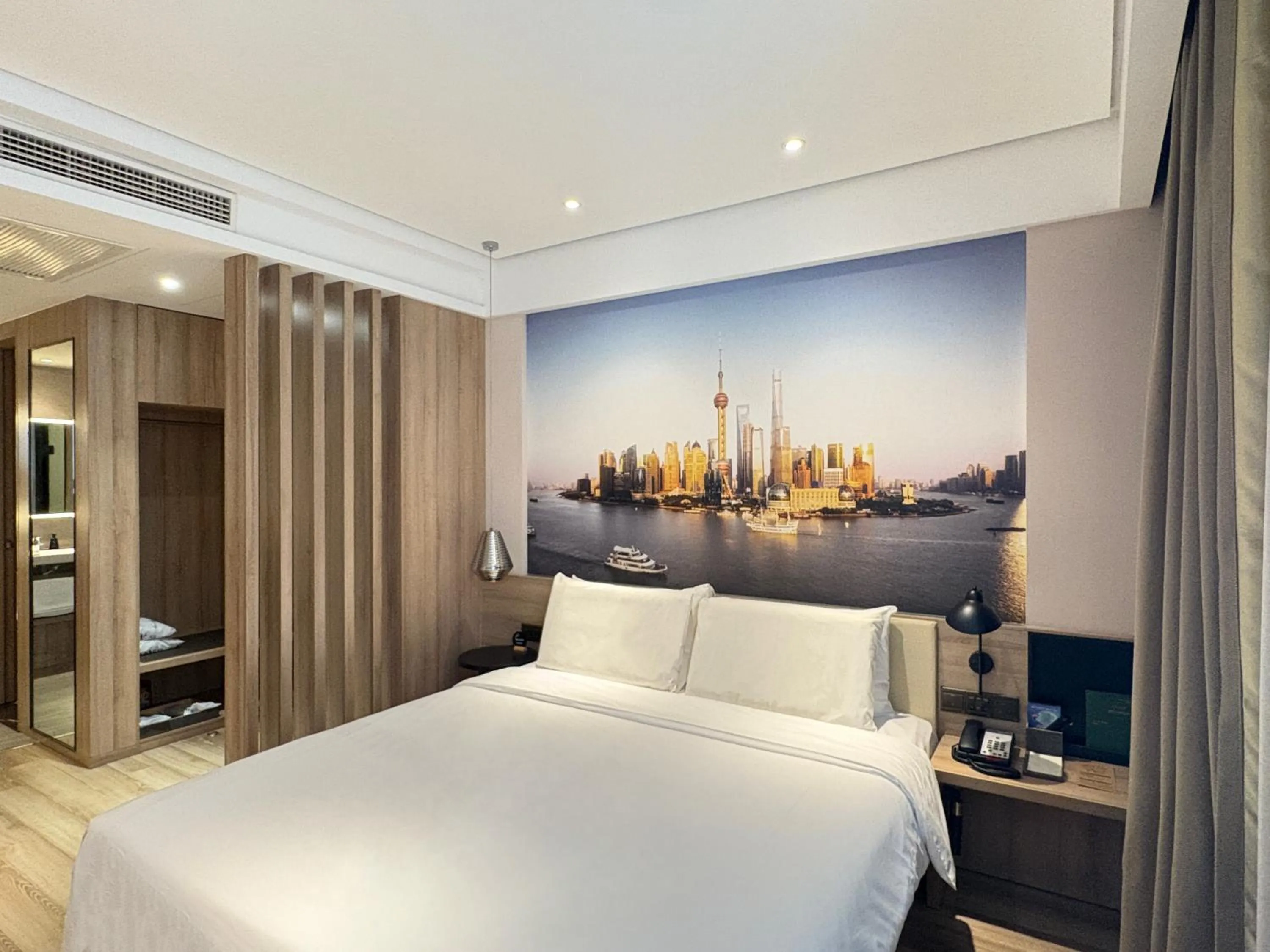 Photo of the whole room, Bed in Atour Hotel Shanghai The Old Bund Pier