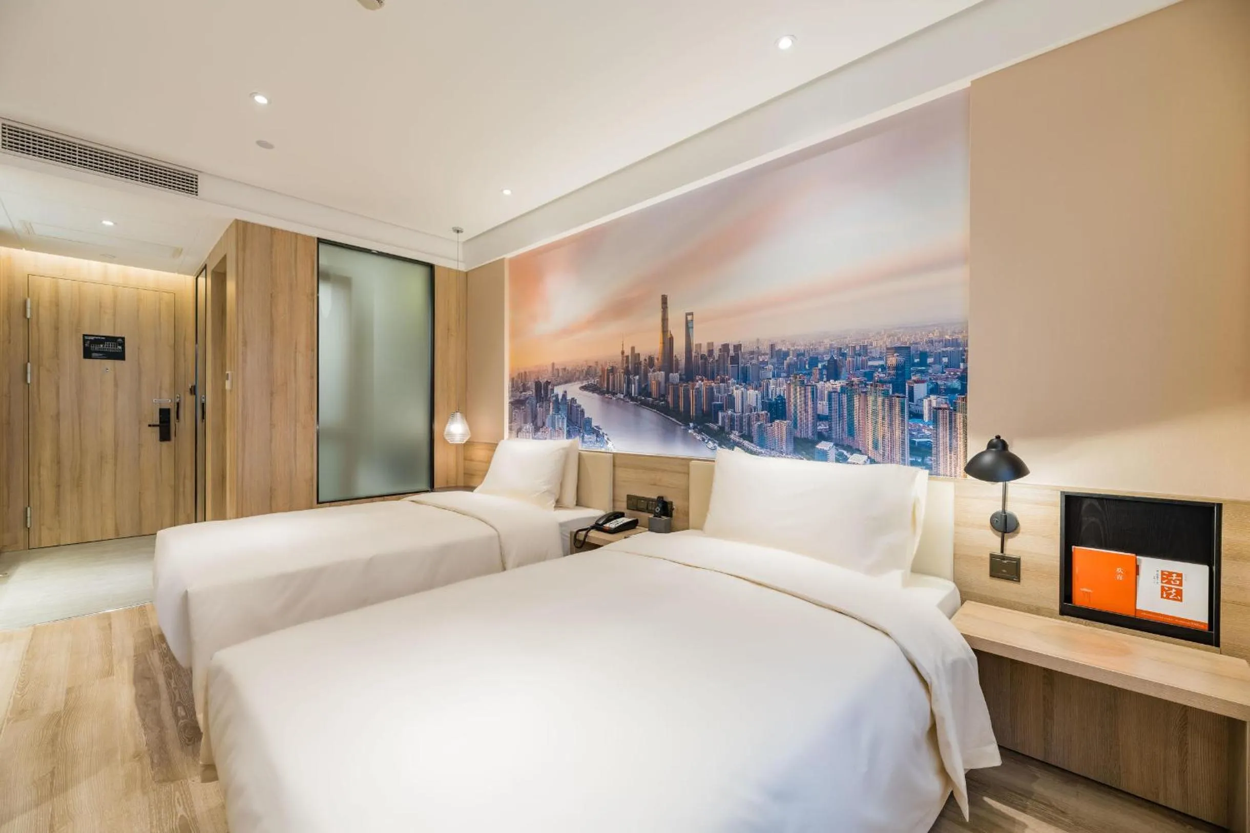 Photo of the whole room, Bed in Atour Hotel Shanghai The Old Bund Pier