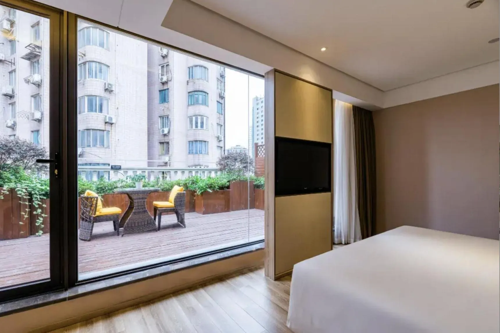 Inner courtyard view, Bed in Atour Hotel Shanghai The Old Bund Pier