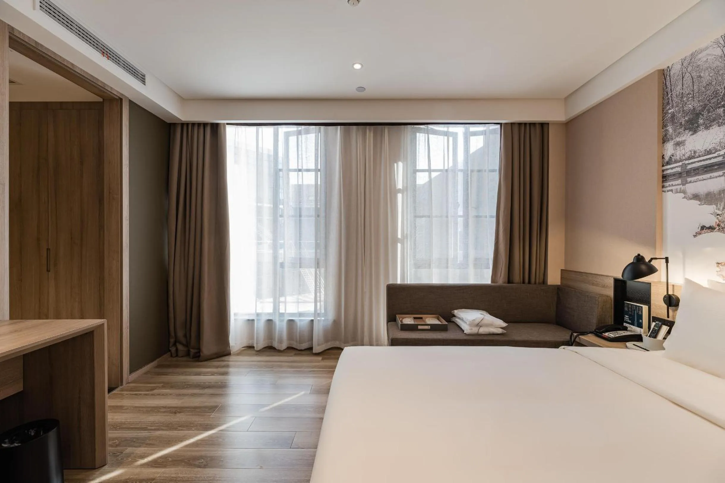 Bed in Atour Hotel Zhenjiang Xijindu Jinshan Temple