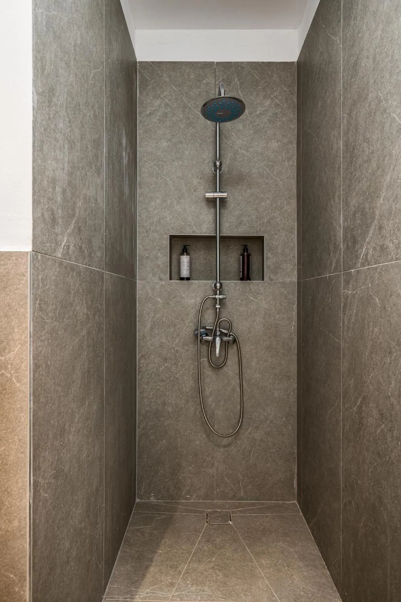 Shower in Gefiri Plakas Hotel, Tzoumerka