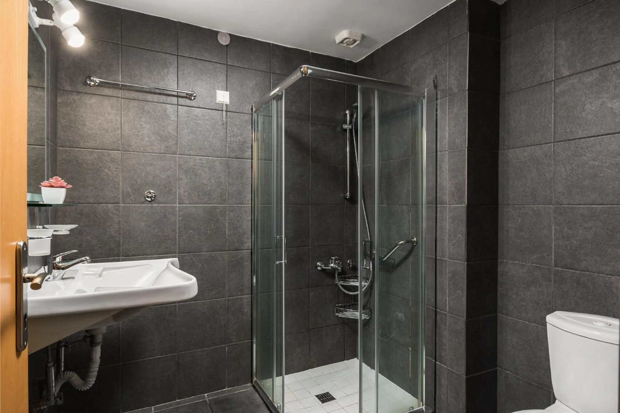 Shower in Gefiri Plakas Hotel, Tzoumerka