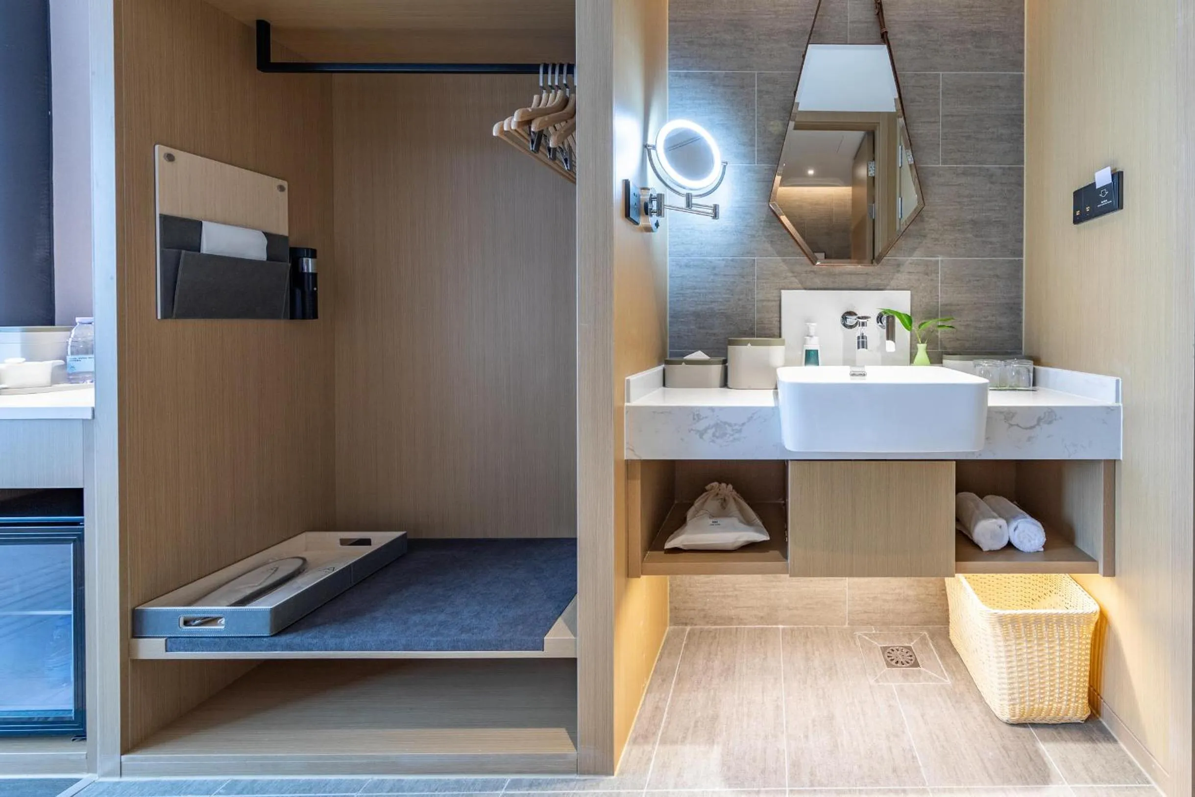 Atour Hotel Yuzhong Yuci Incity