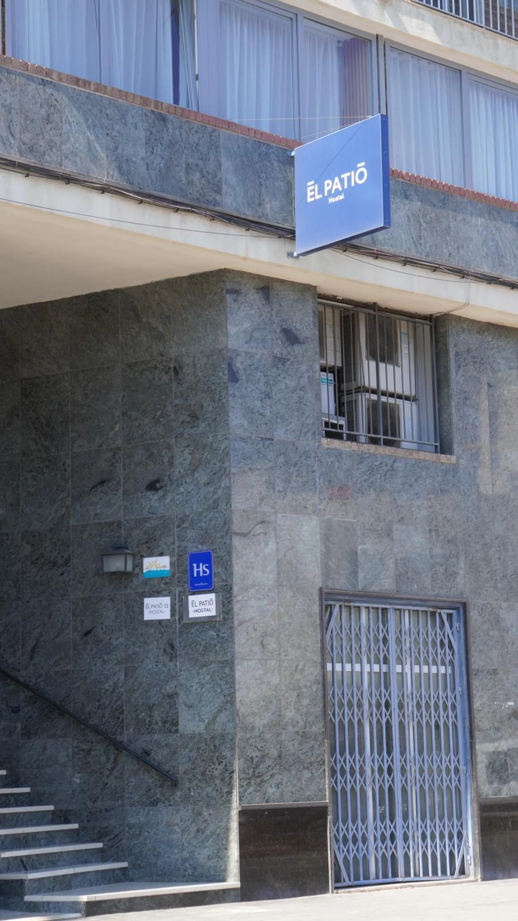 Facade/entrance in El Patio Hostal